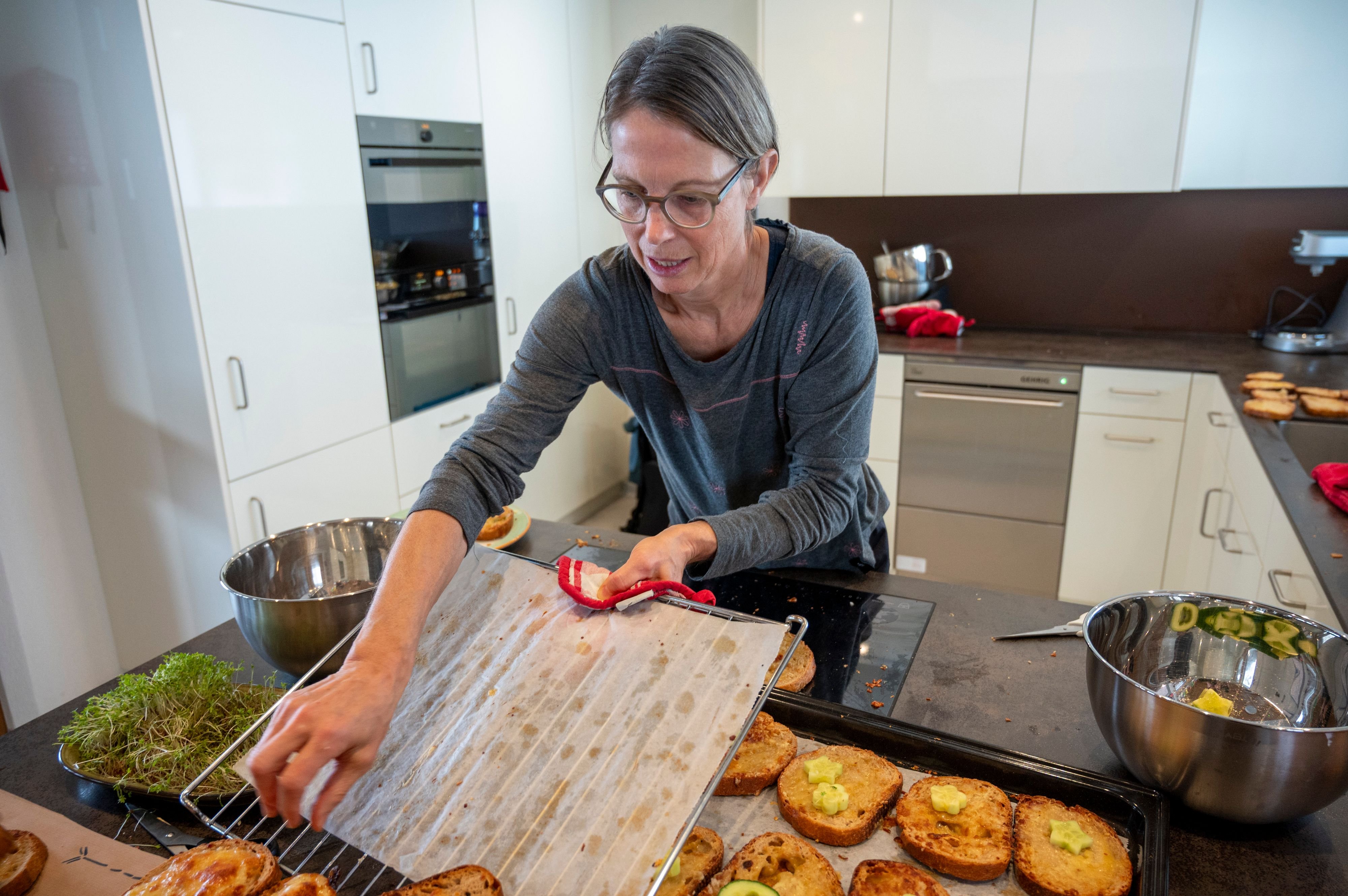 Zwischen-Beckenrand-Herd-und-Piste-was-macht-die-Badimeisterin-von-Unterwasser-im-Winter-