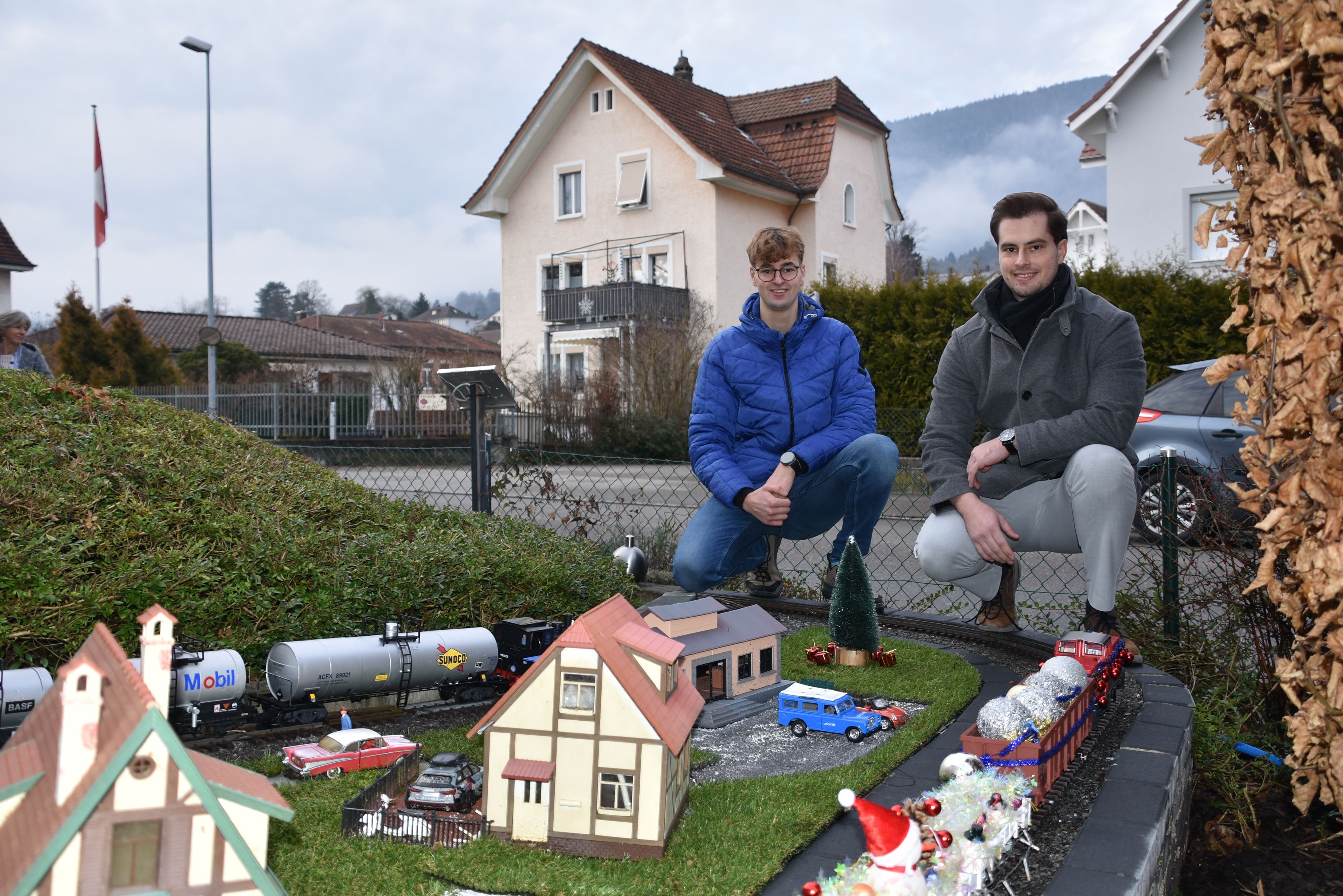 Die-Weihnachts-Gartenbahn-an-der-D-derizstrasse-macht-vielen-Passanten-Freude