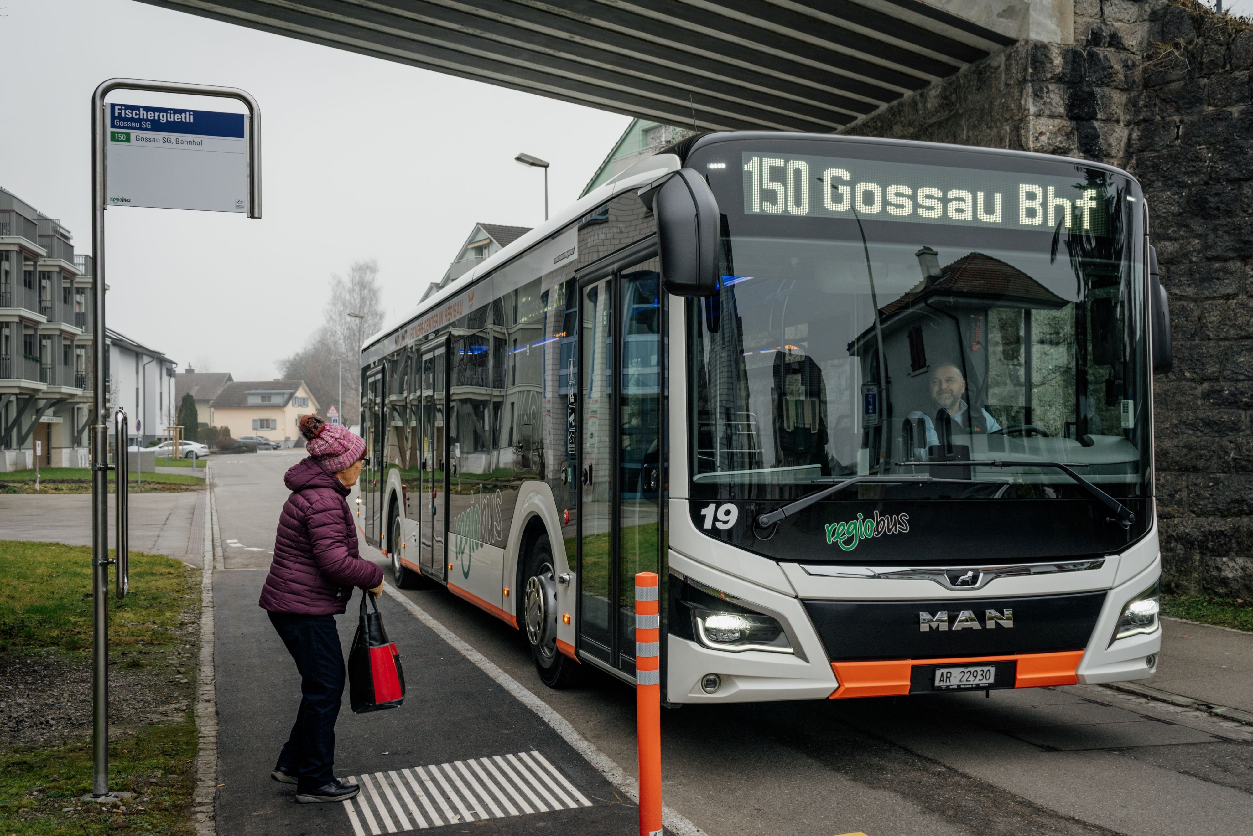 Er-d-st-durchs-Quartier-Der-neue-Gossauer-Bus-st-sst-auf-Begeisterung