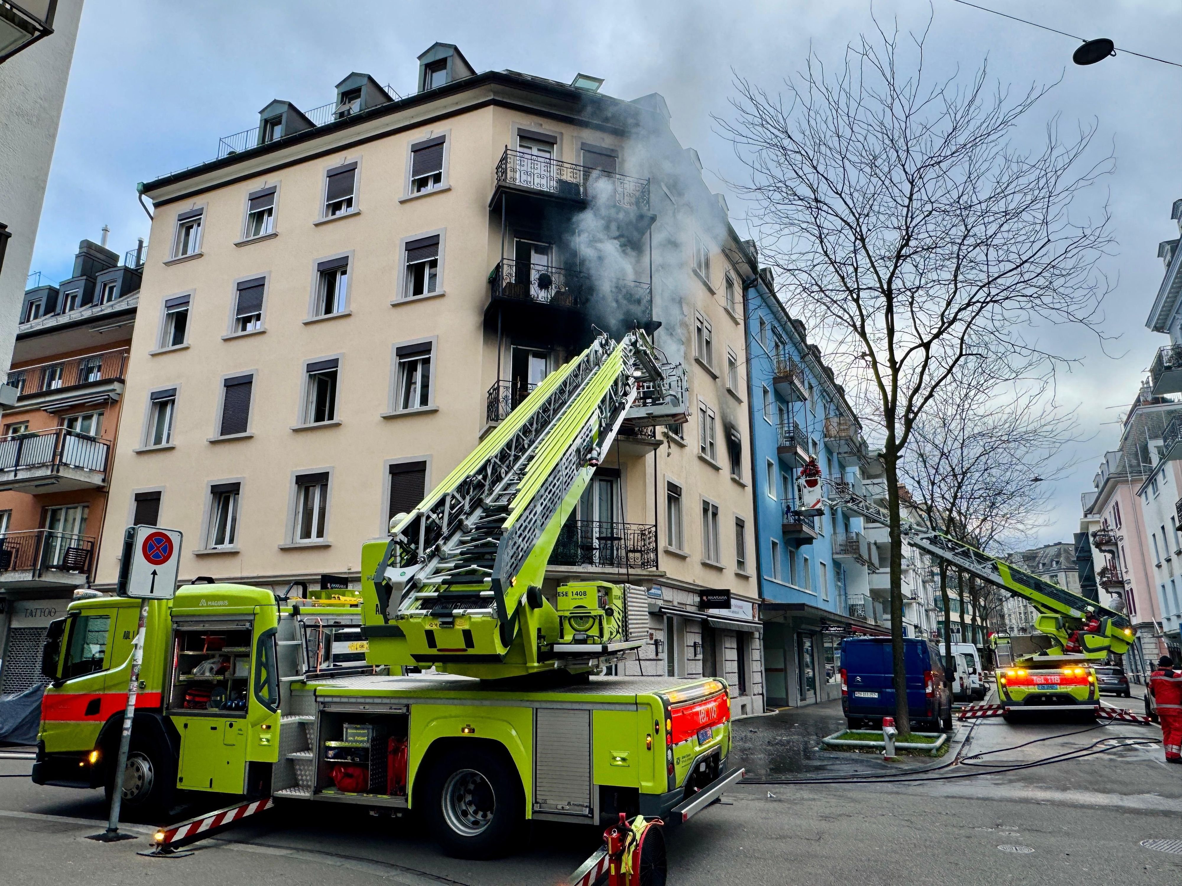 Feuer-zerst-rt-Wohnung-in-Z-rich-vier-Personen-verletzt