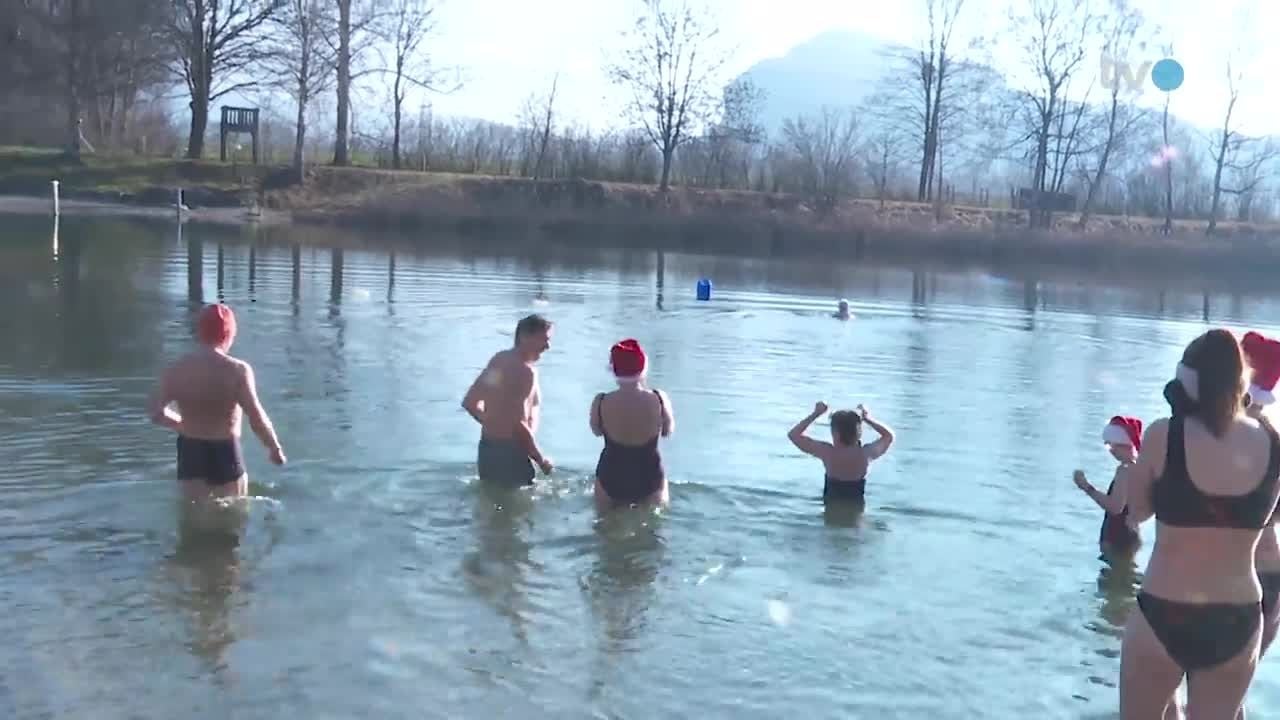 eiskalt-hartgesottene-treffen-sich-in-kriessern-zum-weihnachtsschwimmen