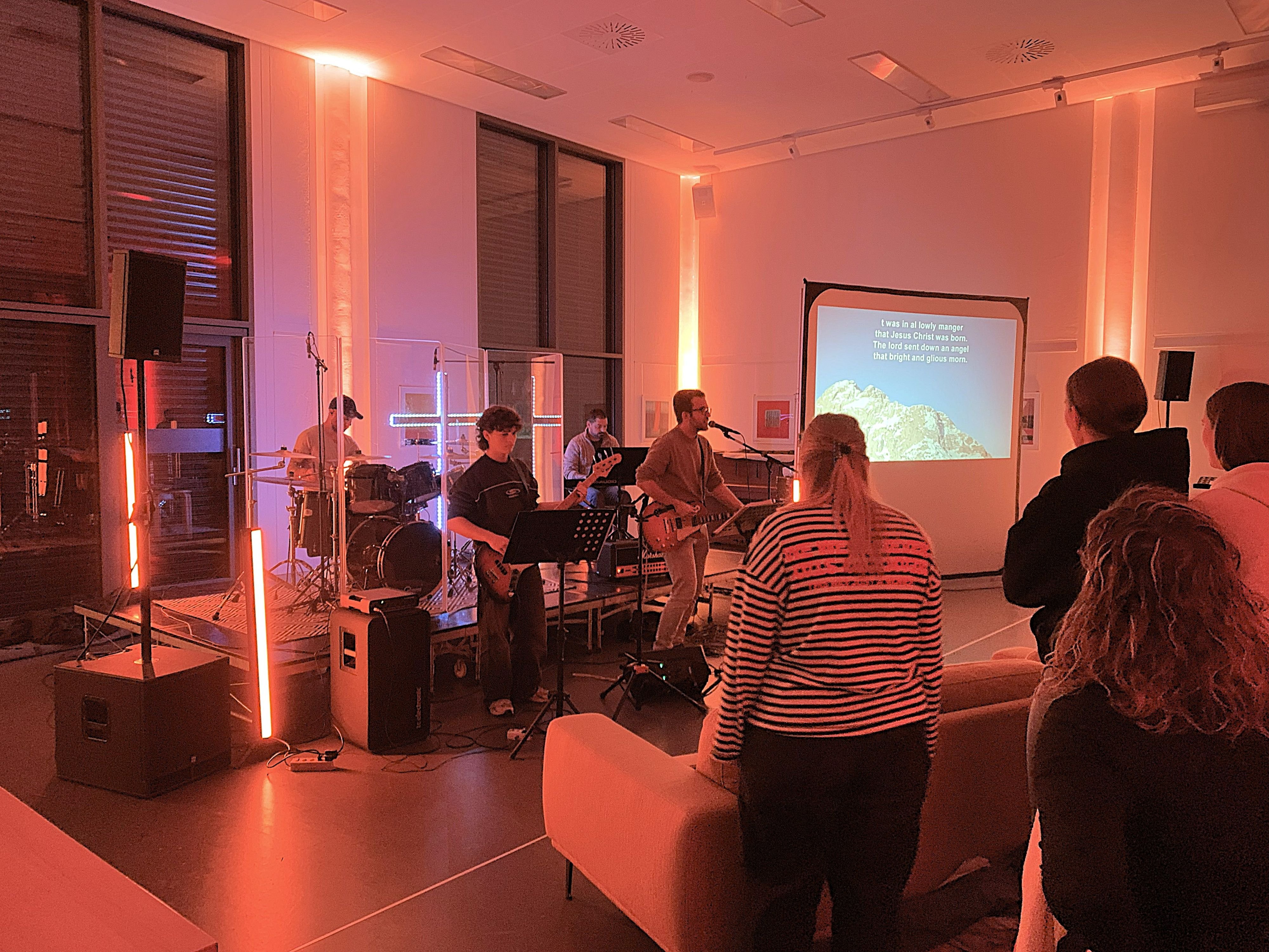 Popmusik-Lichteffekte-und-Halleluja-Ein-etwas-anderer-Gottesdienst-in-H-gendorf