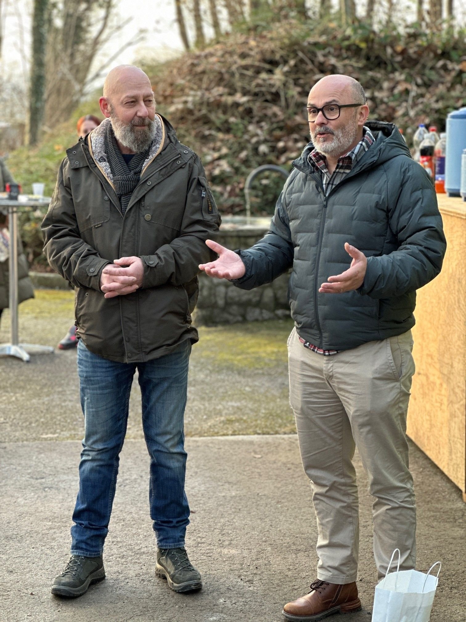 Gemeinde-und-Raiffeisenbank-haben-erneuerte-Grillstelle-eingeweiht