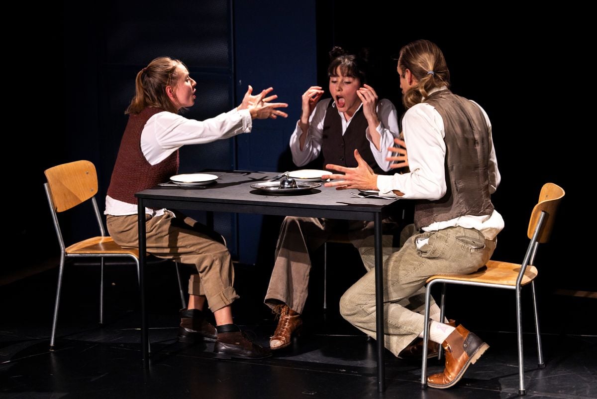 Momoll-Theatercompagnie-in-St-Gallen-Hackbrettspieler-Nicolas-Senn-in-Gonten-Marco-Ronconi-in-Konstanz