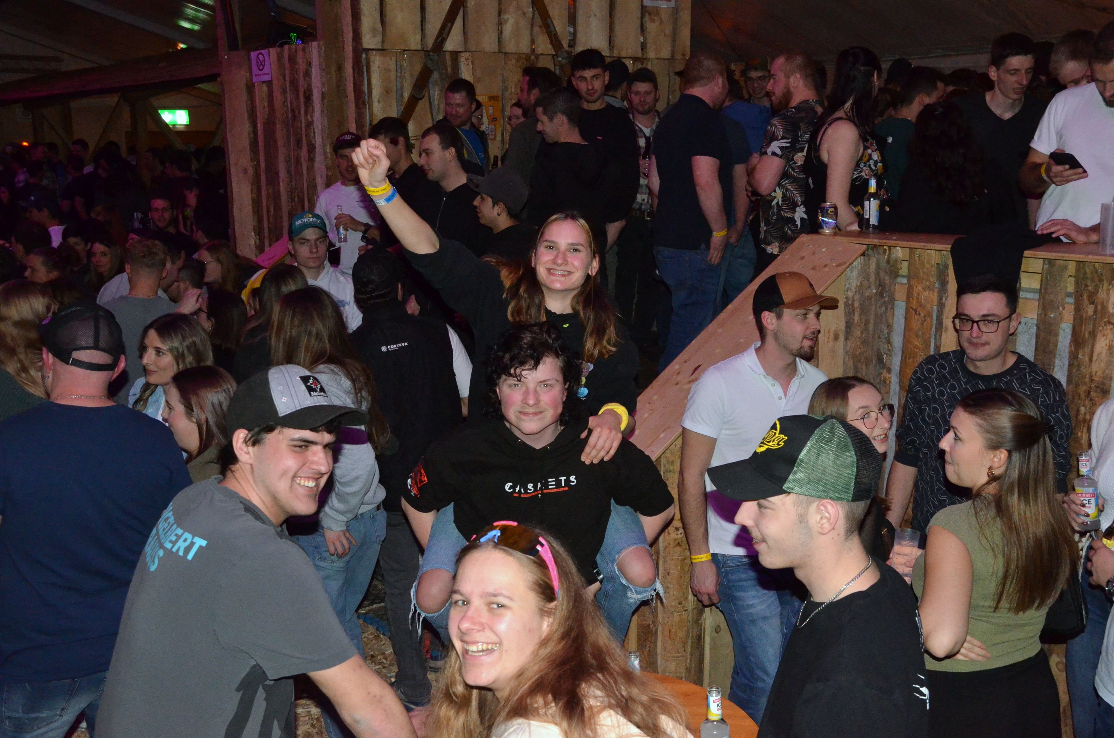 Mit-Skibrille-und-Skianzug-an-die-Skih-ttengaudi-Die-Schneebar-in-H-rhausen-ist-ein-grosser-Erfolg