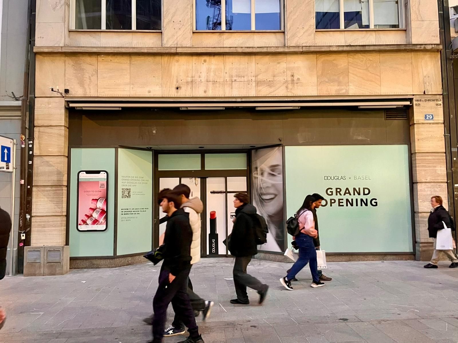 Dosenbach-und-Douglas-ziehen-ein-paar-Meter-weiter-das-Manger-Boire-steht-zum-Verkauf