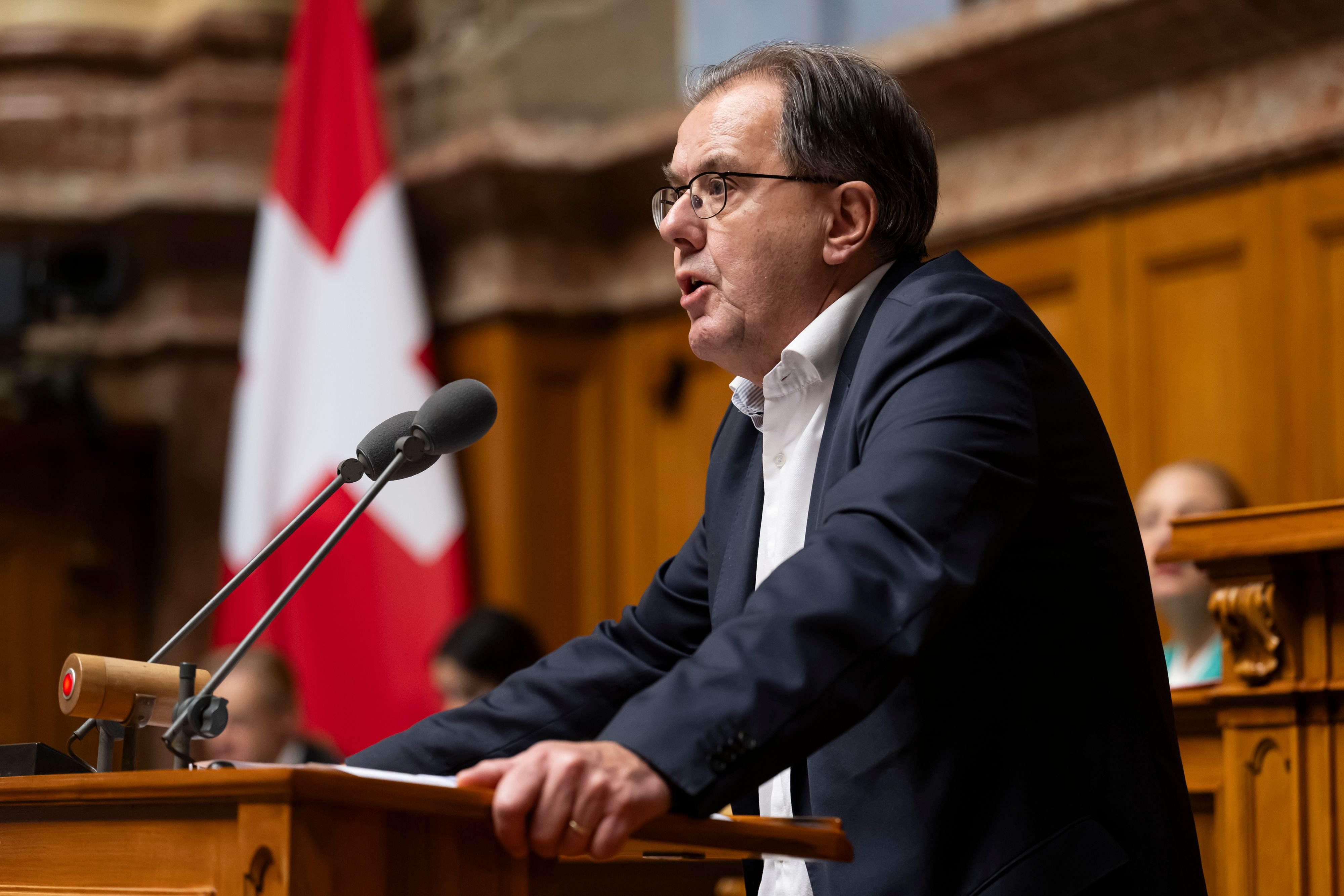 Er-wird-als-intransparentester-Nationalrat-gebrandmarkt-dann-schl-gt-er-zur-ck