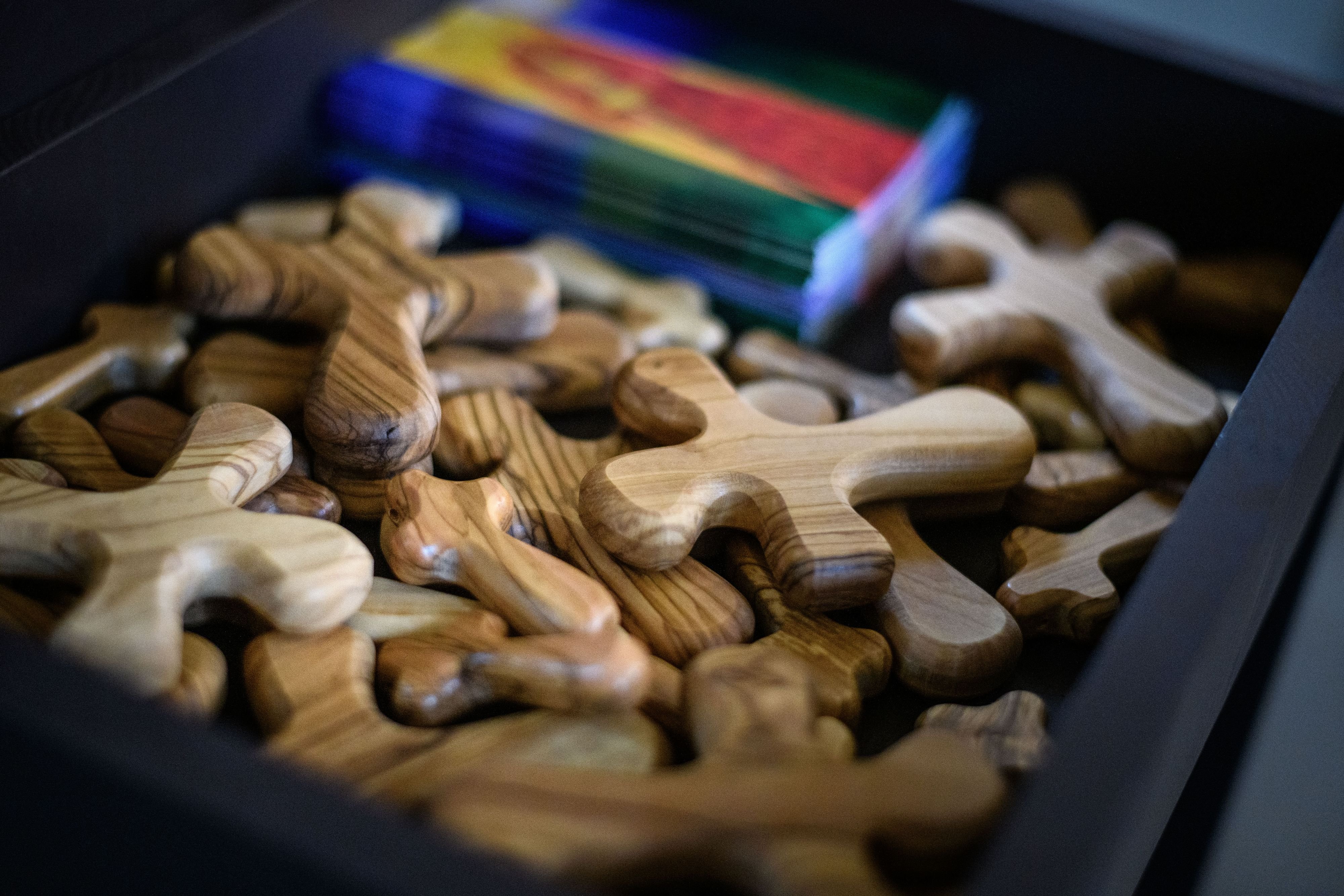 -berraschender-Verkaufsschlager-im-Pilgerjahr-Kathedrale-St-Gallen-verteilt-gut-7000-Holzkreuze-aus-Olivenholz