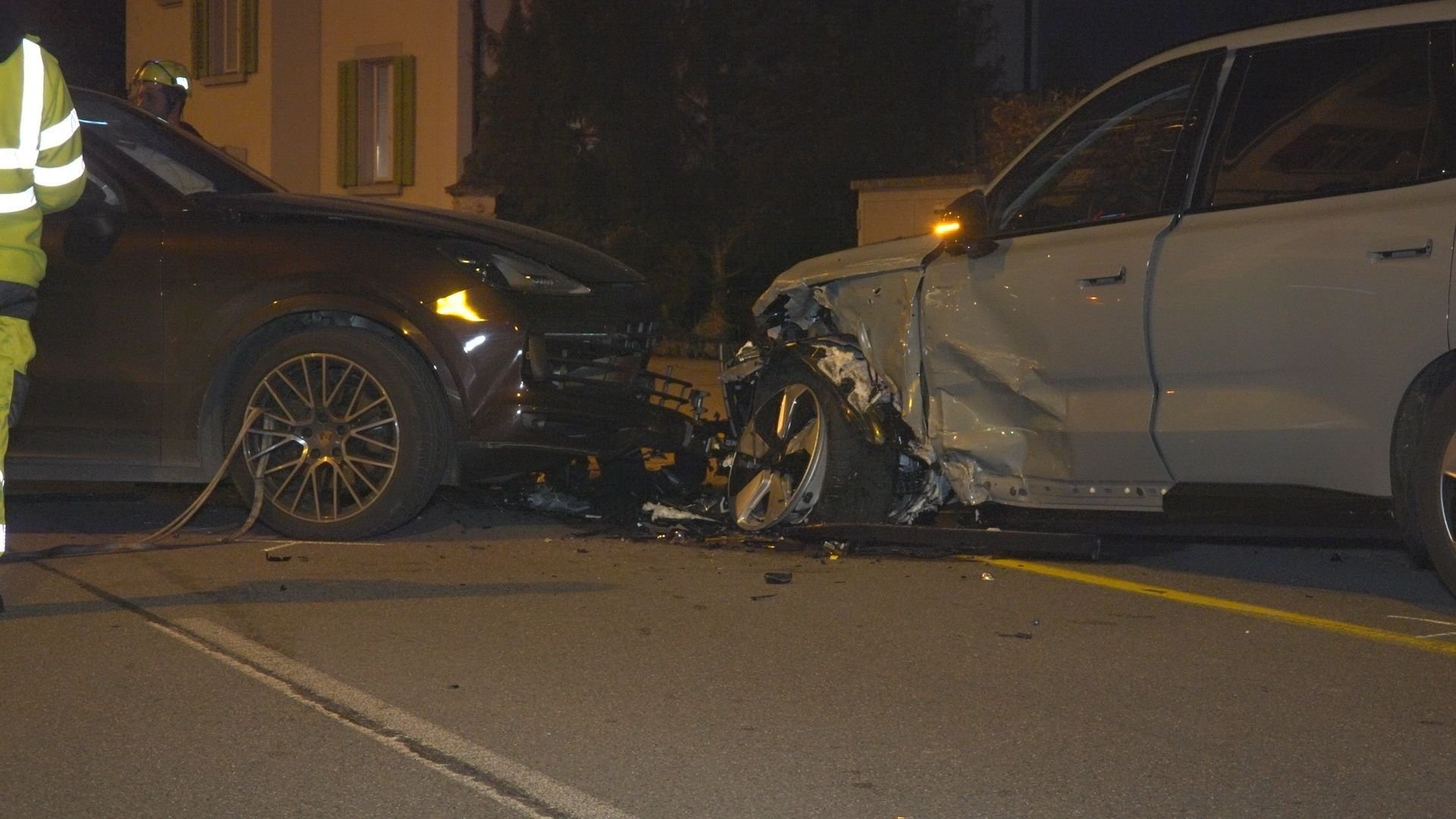 Vierk-pfige-Familie-und-eine-Mutter-mit-Kind-mehrere-Personen-nach-Frontalkollision-im-Spital