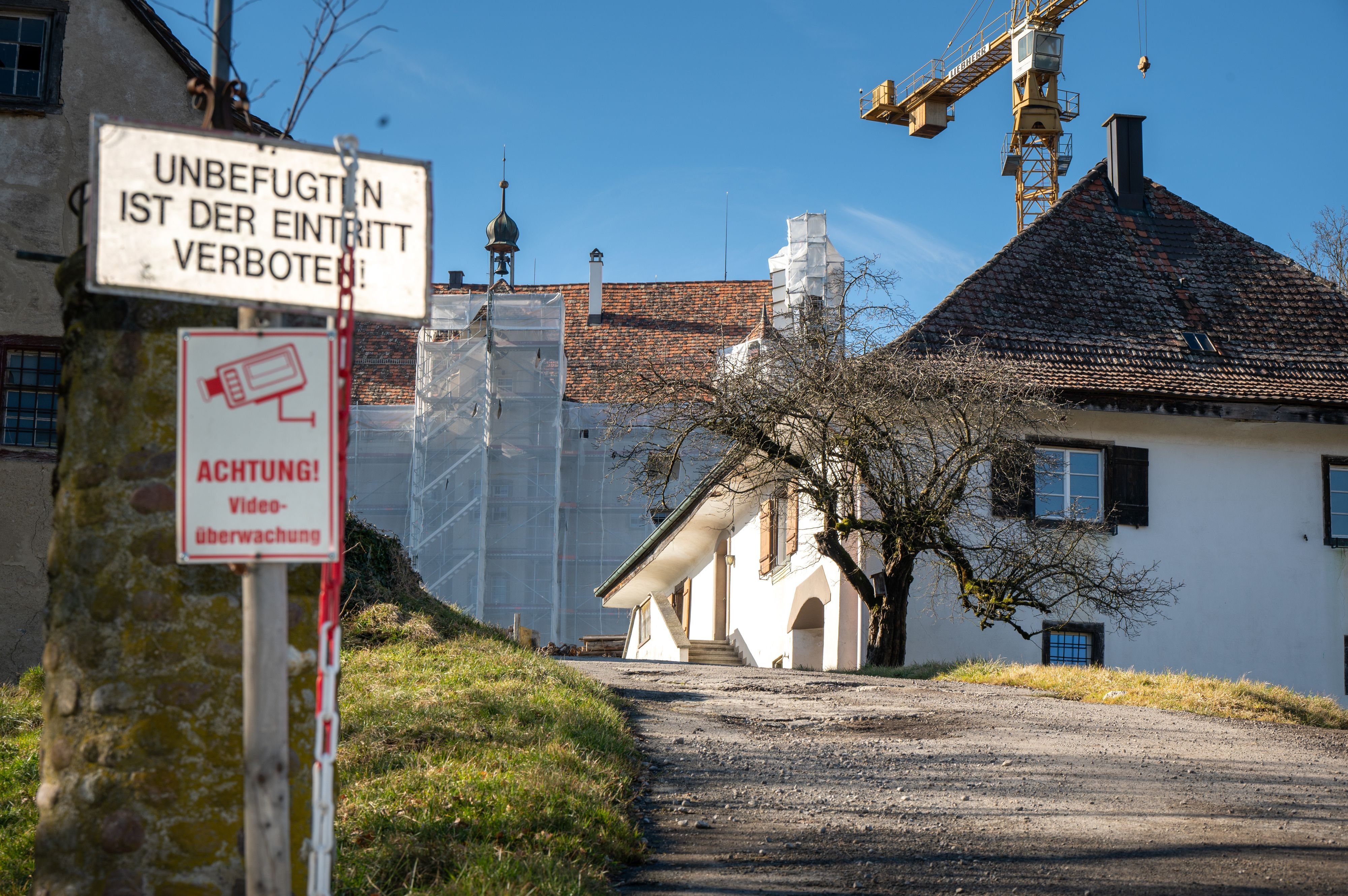 Stettfurt-meint-es-ernst-mit-Baha-Gemeinde-baut-Notdach-auf-Kosten-des-Schlossherrn