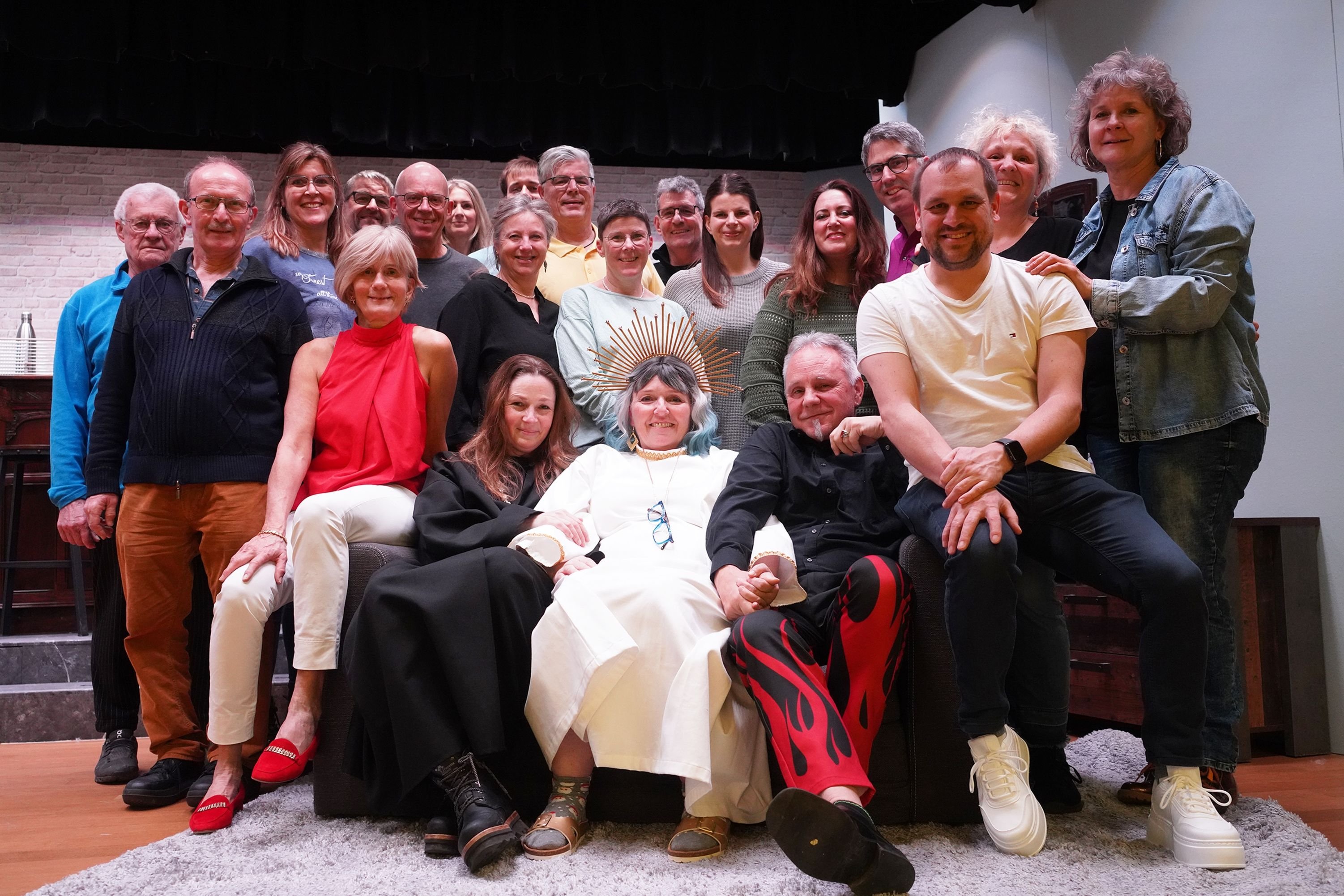 wettstreit-zwischen-engel-und-teufel-theatergruppe-w-ngi-probt-f-r-ihr-neues-st-ck