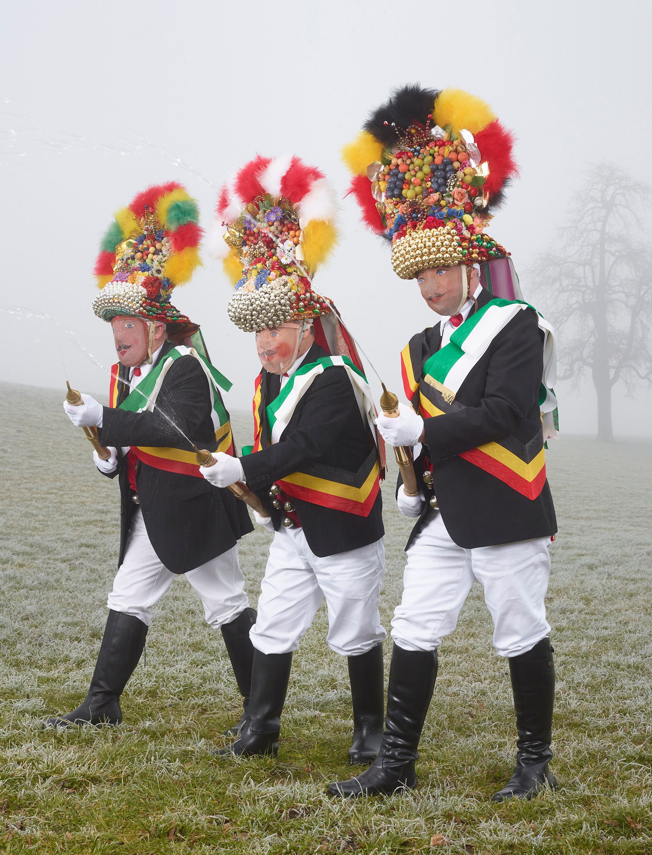 Gidio-Hosestoss-und-Lompechlaus-Im-Zeughaus-Teufen-inszeniert-der-franz-sische-Fotograf-Charles-Fr-ger-Ostschweizer-Maskentraditionen
