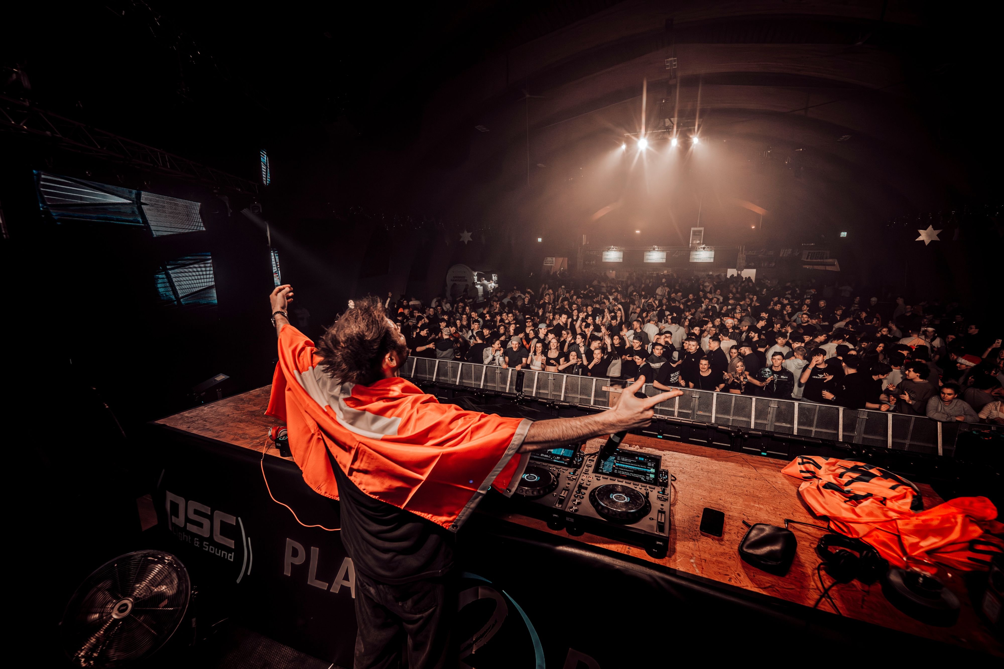 Party-Konzert-und-nochmals-Party-in-der-Wattwiler-Markthalle-zum-Jahresende-Eingangskontrollen-nach-B-ller-Vorfall-versch-rft