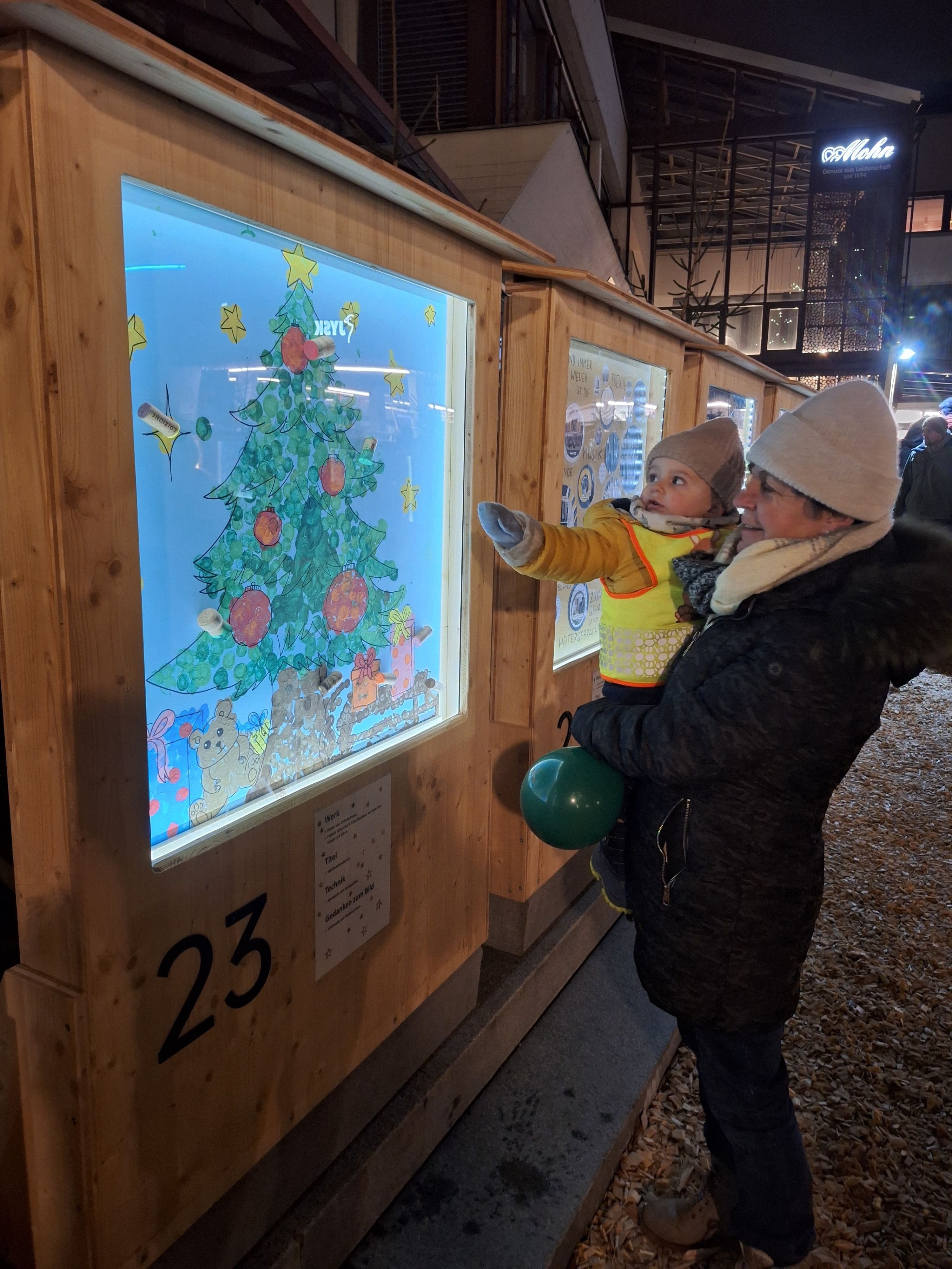 Fazit-der-zweiten-Weinfelder-Adventsgalerie-eine-begehbare-Kunstausstellung-mit-Leuchtkraft