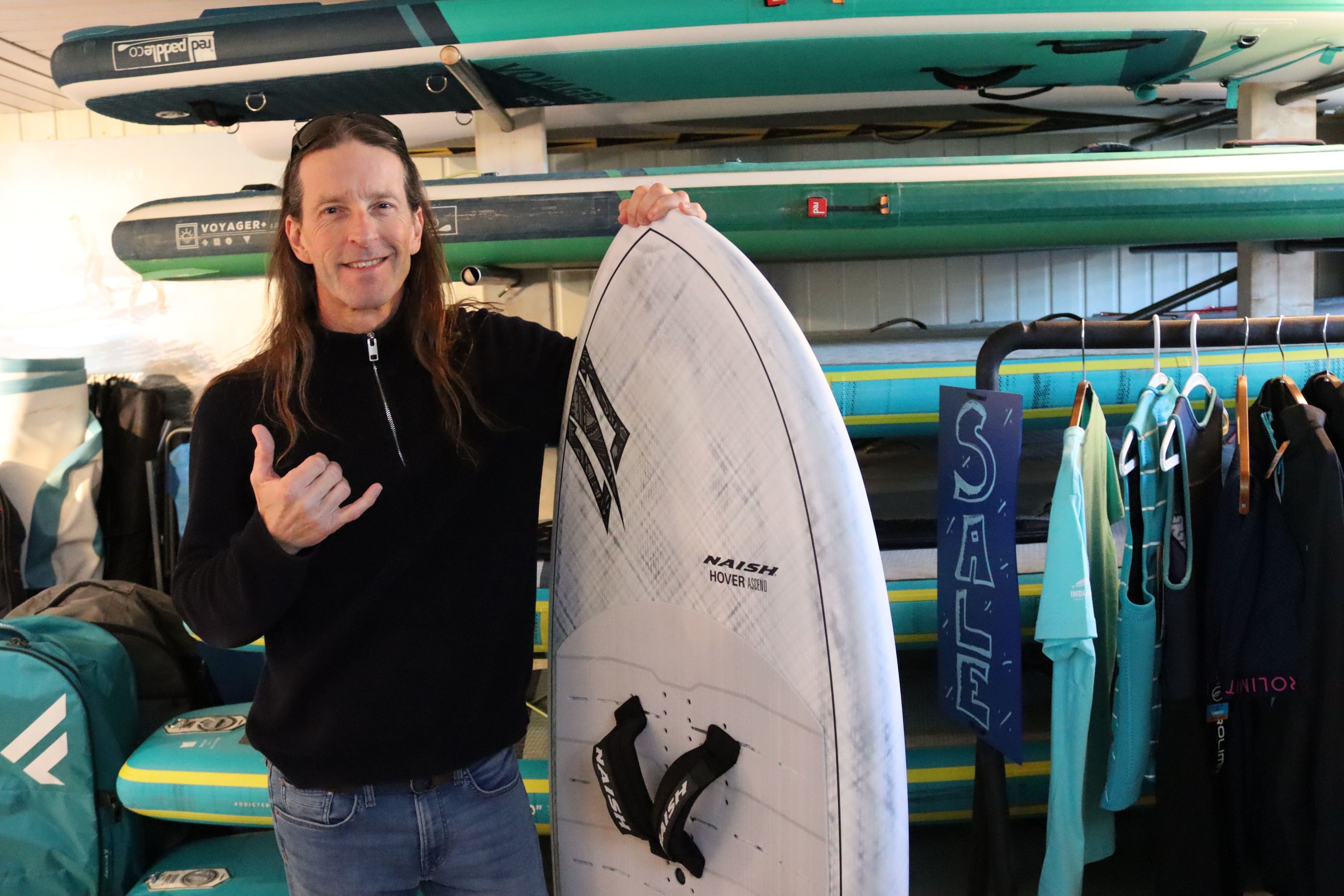 Was-der-Stand-Up-Paddler-das-Campingplatz-Team-und-die-Gelateria-Betreiber-im-Winter-machen