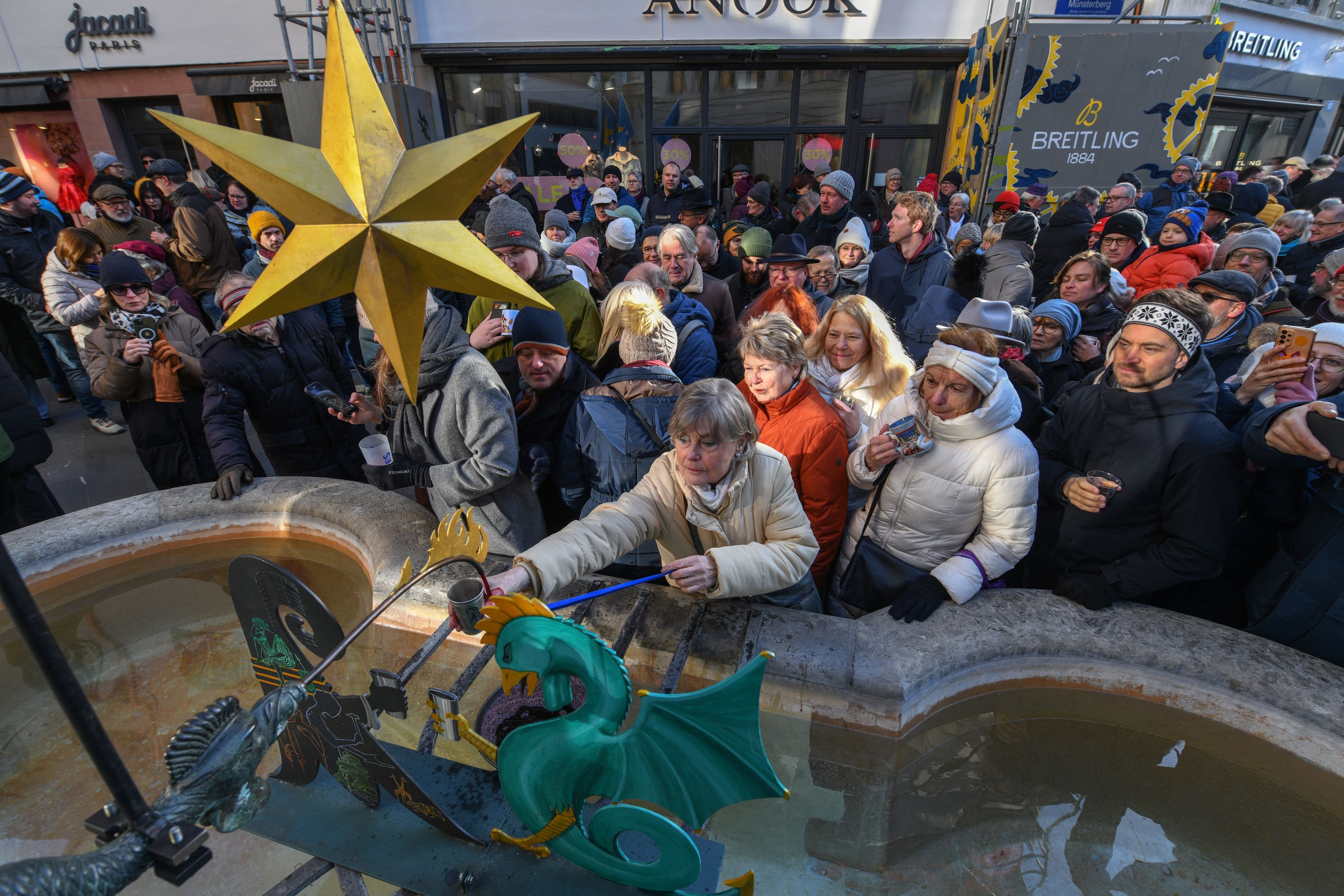 Mit-einem-Becher-Hypokras-aus-dem-Dreizakbrunnen-auf-das-neue-Jahr-anstossen
