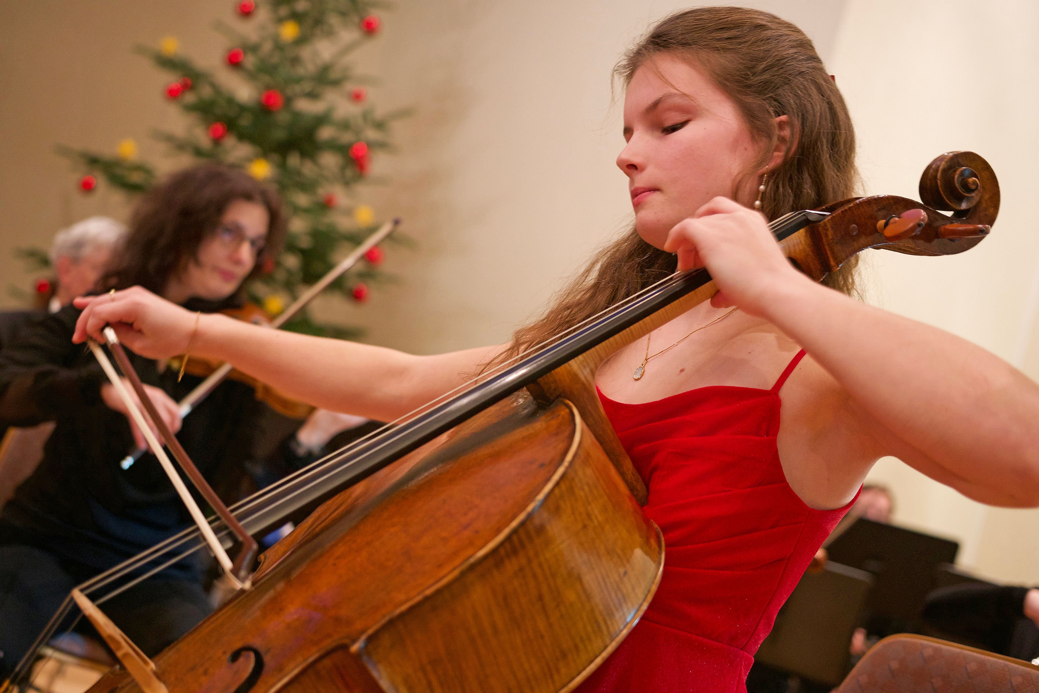 Eine-hochbegabte-Cellistin-verzauberte-das-CMU-Neujahrskonzert-2026