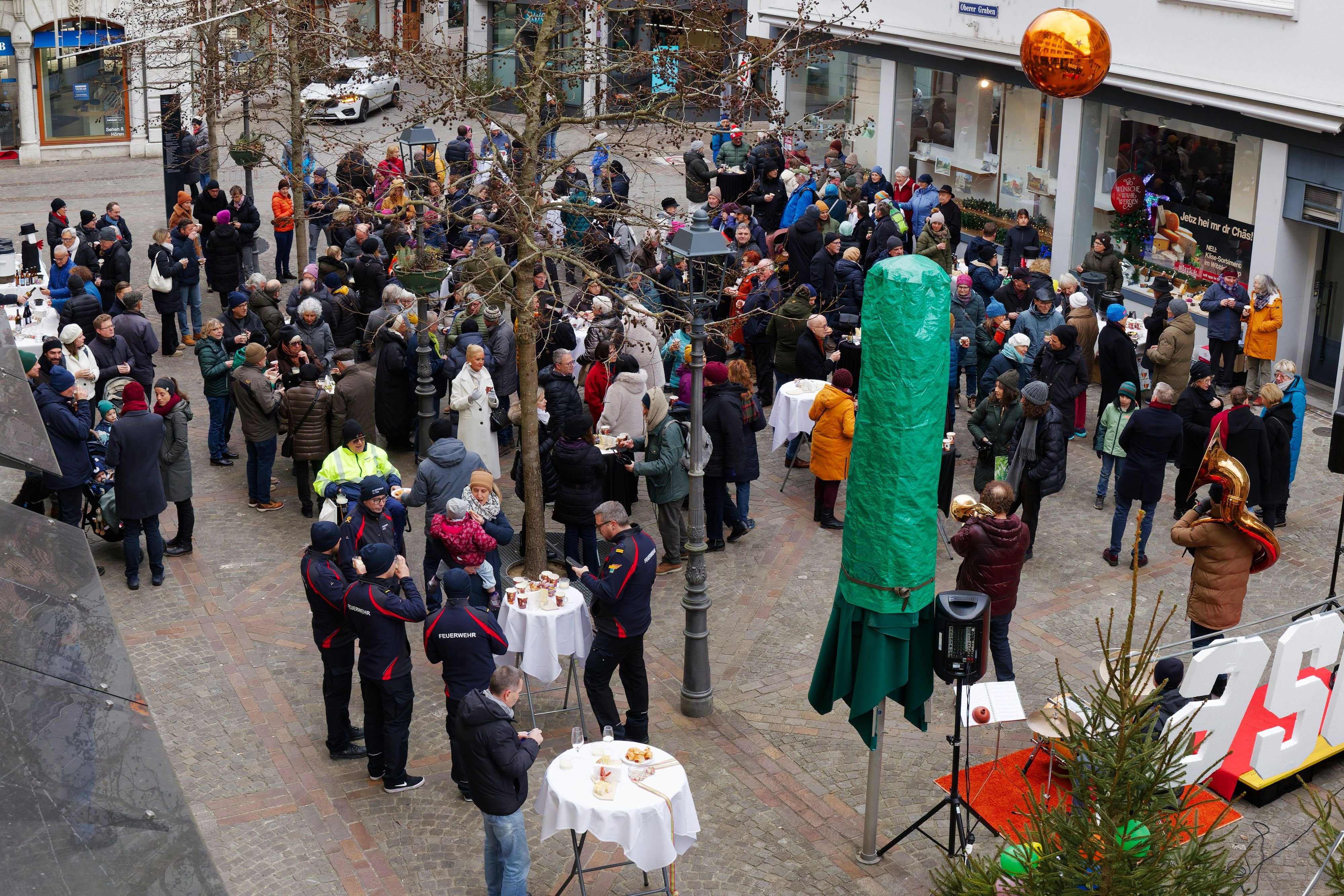 Neujahrsap-ro-mit-40-Ballonen-als-Zeichen-der-Trauer