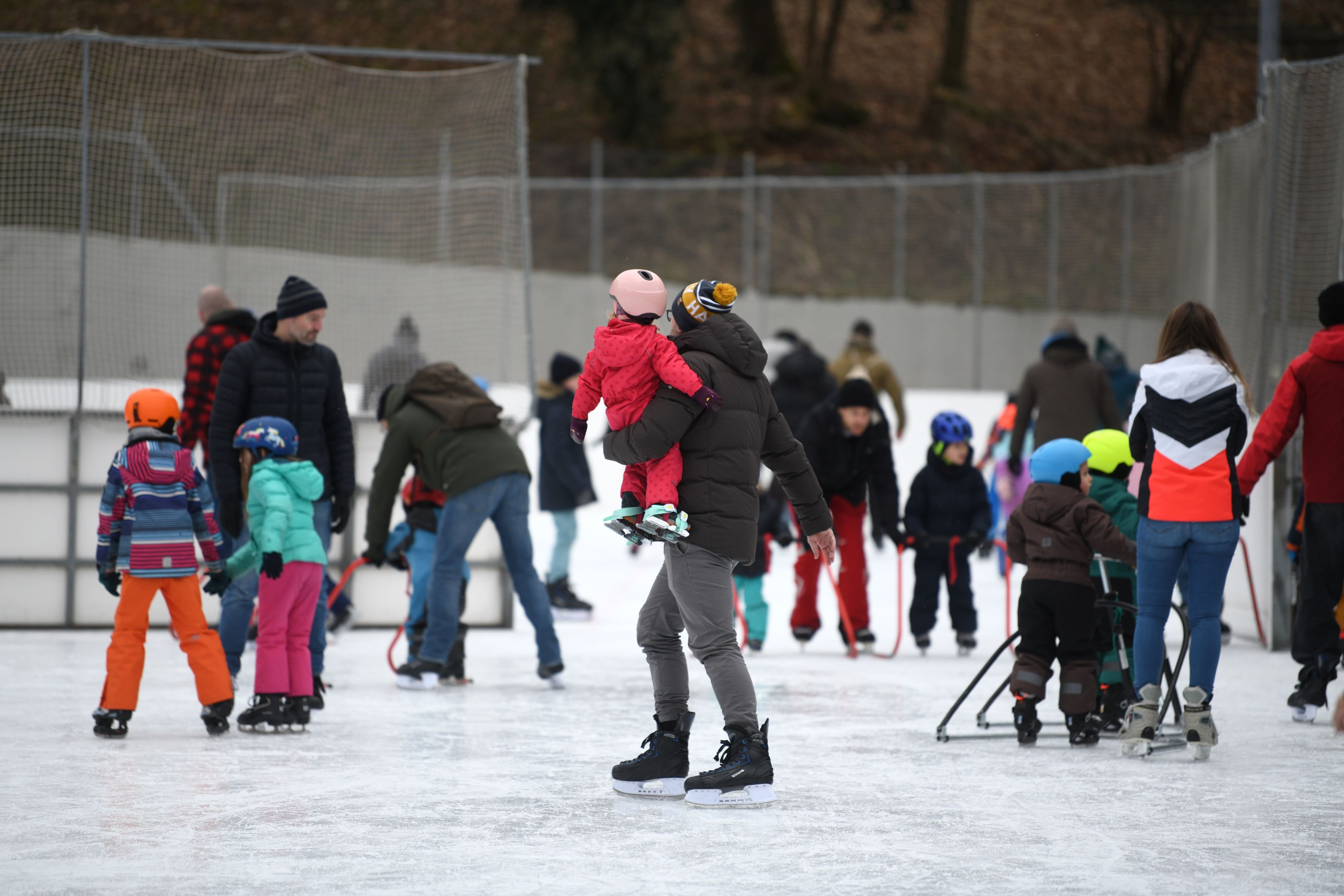 Sonniges-Winterwetter-doch-fehlender-Schnee-Eisbahnen-der-Region-Basel-werden-berrannt