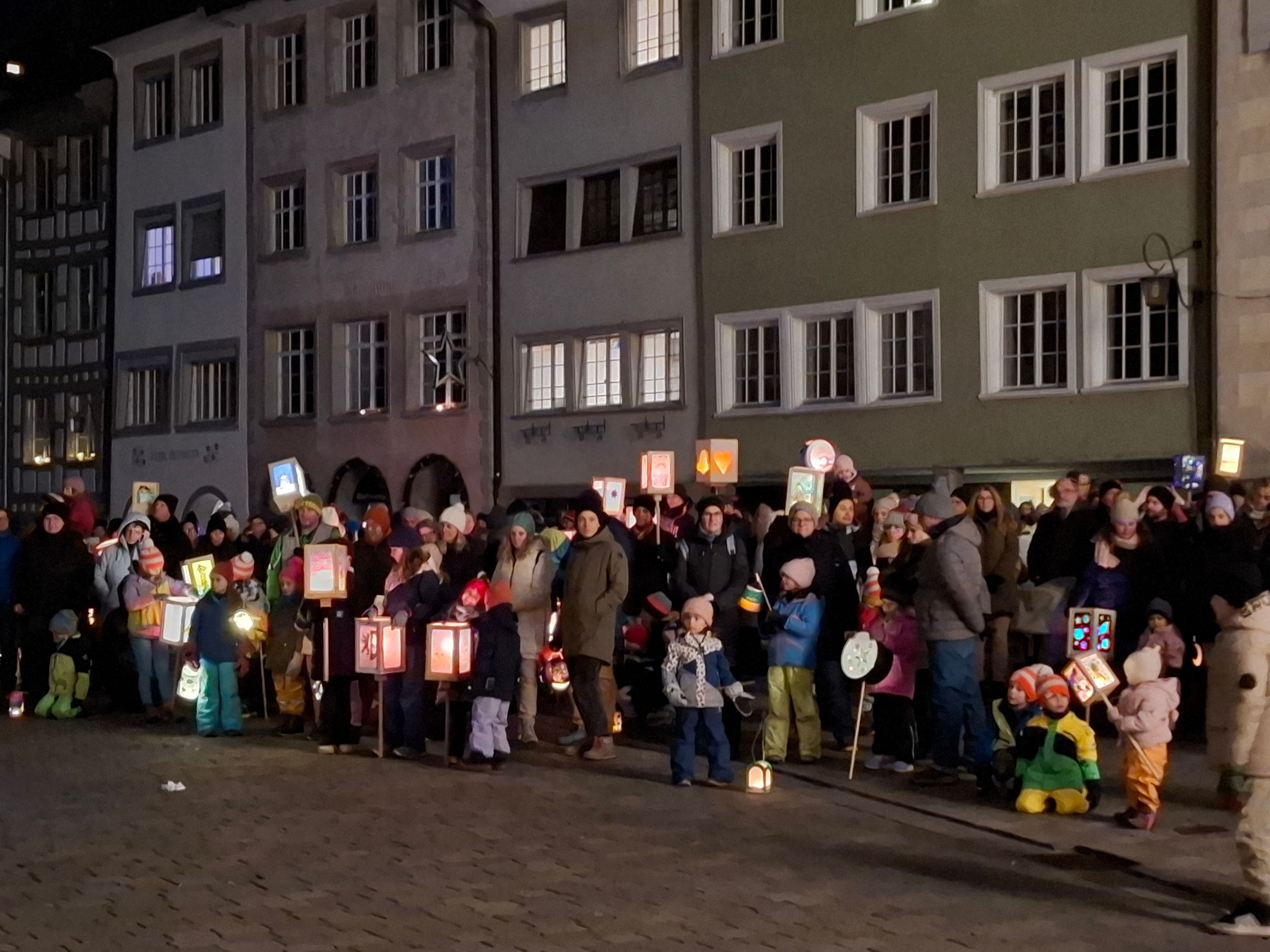310-Kinder-mit-Laternen-Wiler-Silvesterumzug-lockte-ber-600-Schaulustige-in-die-Altstadt