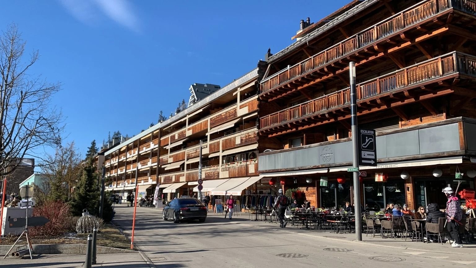 -uns-geht-es-nicht-gut-restaurant-angestellter-kritisiert-normalbetrieb-in-crans-montana