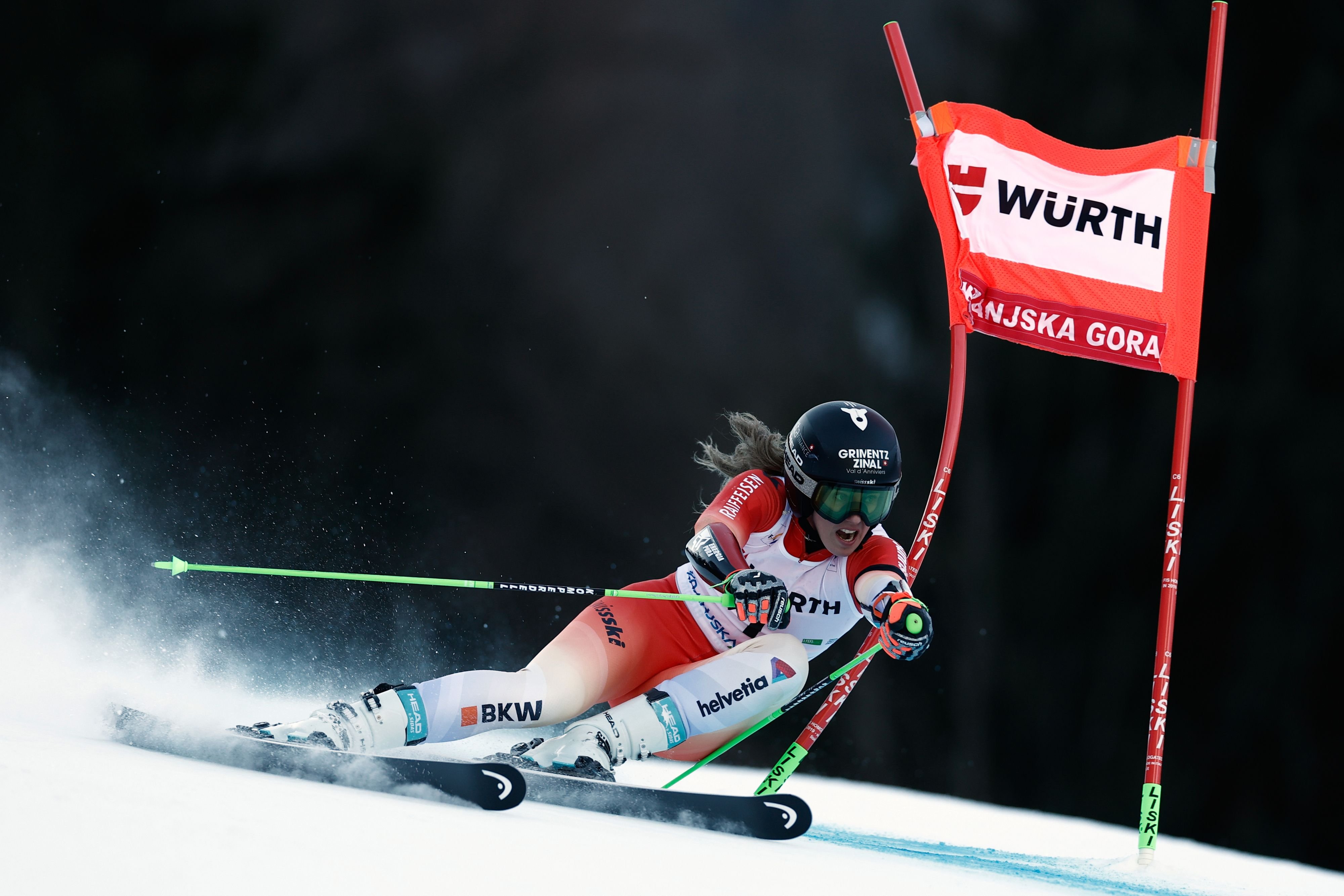 Wahnsinn-Camille-Rast-feiert-ihren-ersten-Riesenslalom-Sieg-in-Kranjska-Gora