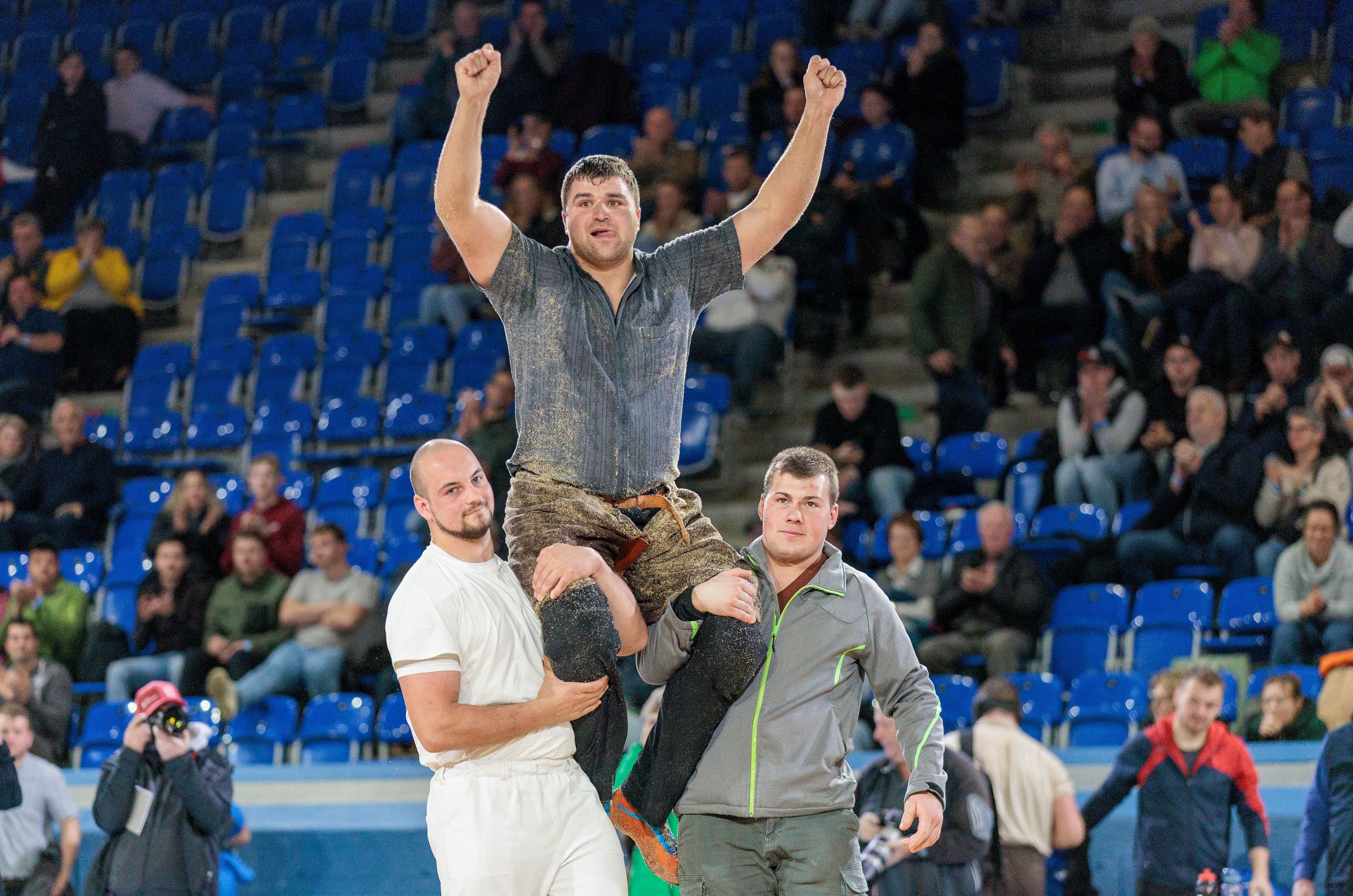 Marcel-R-bsamen-siegt-erstmals-am-Berchtolds-Schwinget-Unfall-berschattet-den-Anlass