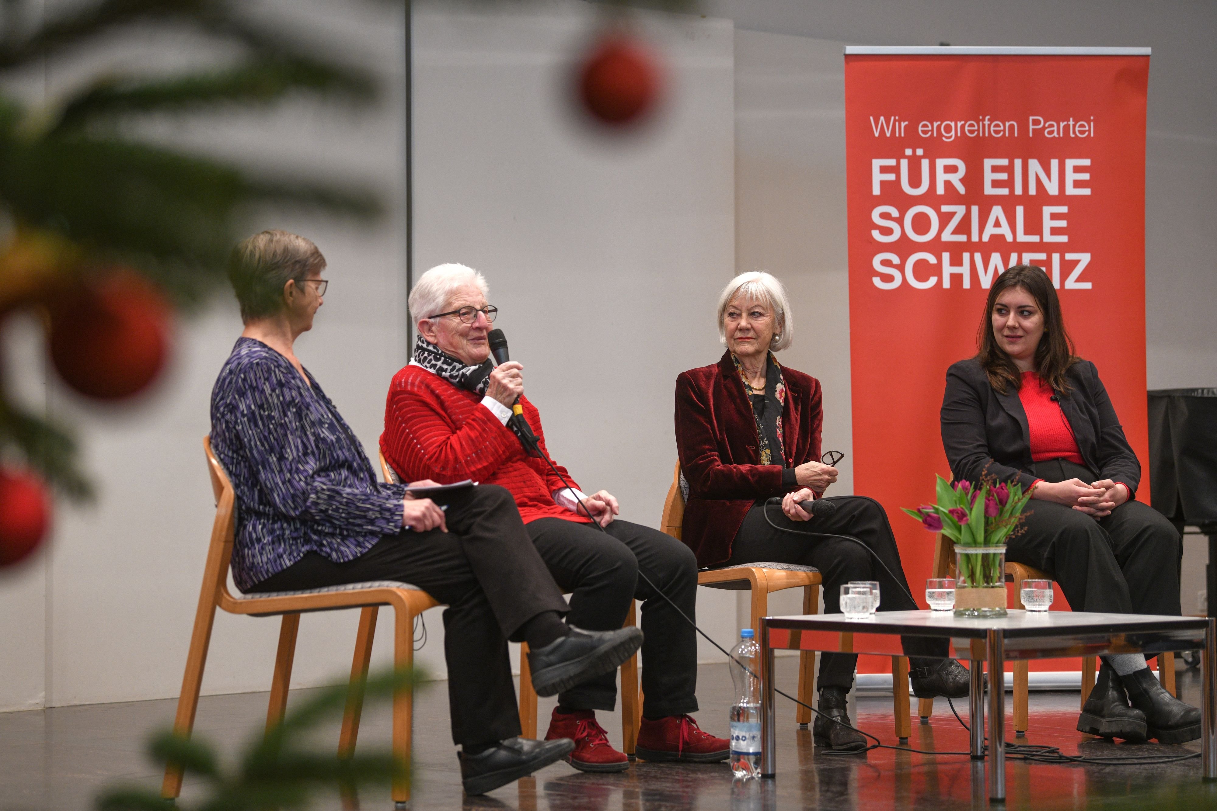 -Was-w-rdest-du-heute-anders-machen-Nationalr-tinnen-dreier-Generationen-stellten-sich-den-Fragen