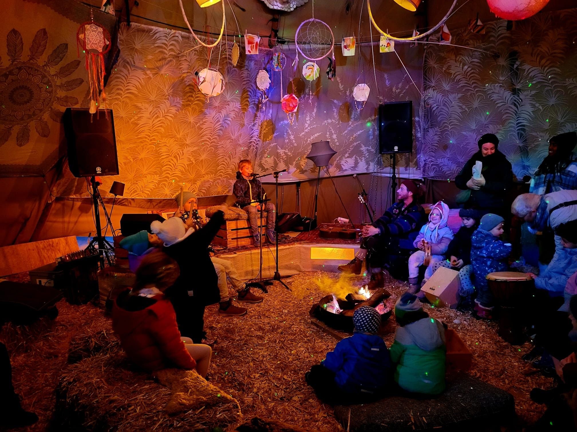 Feuer-Fondue-Zusammenhalt-Wie-der-Winterzauber-Menschen-unterschiedlicher-Schichten-zusammenbringt