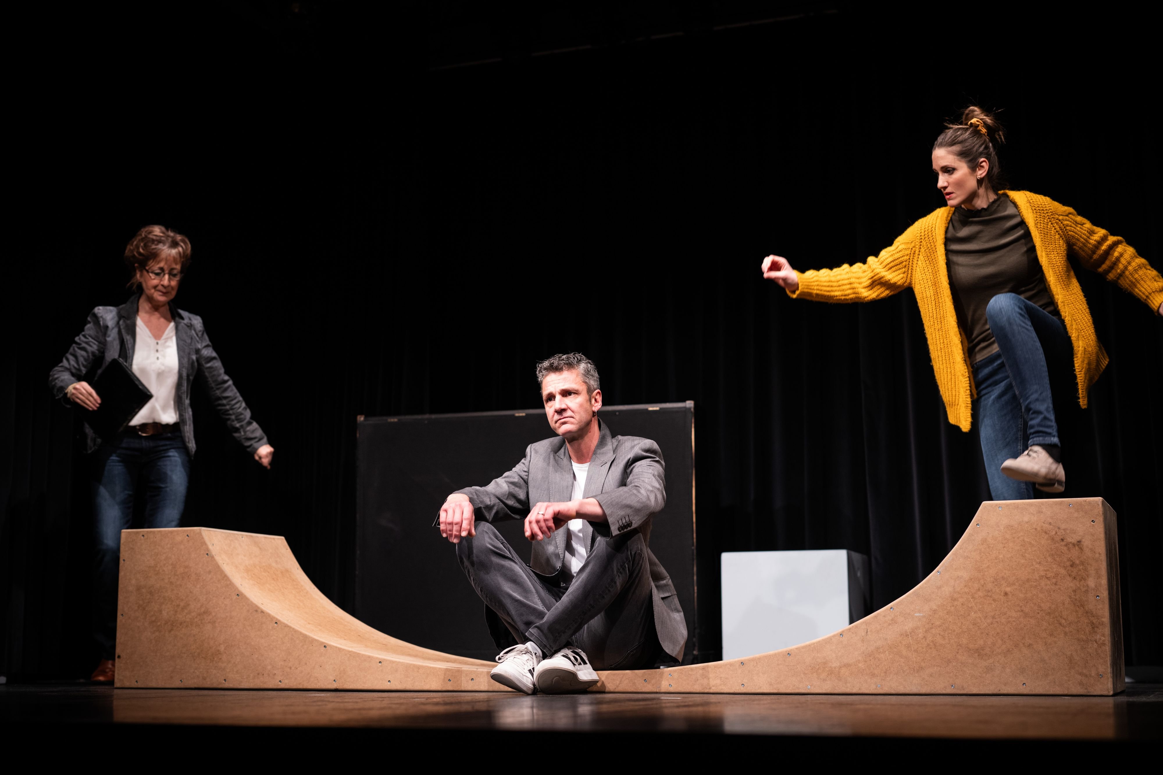 Voll-abgefahren-abefahre-Das-Cabaret-S-lewie-f-hrt-in-der-Kellerb-hne-kreativ-und-mit-viel-Humor-runter