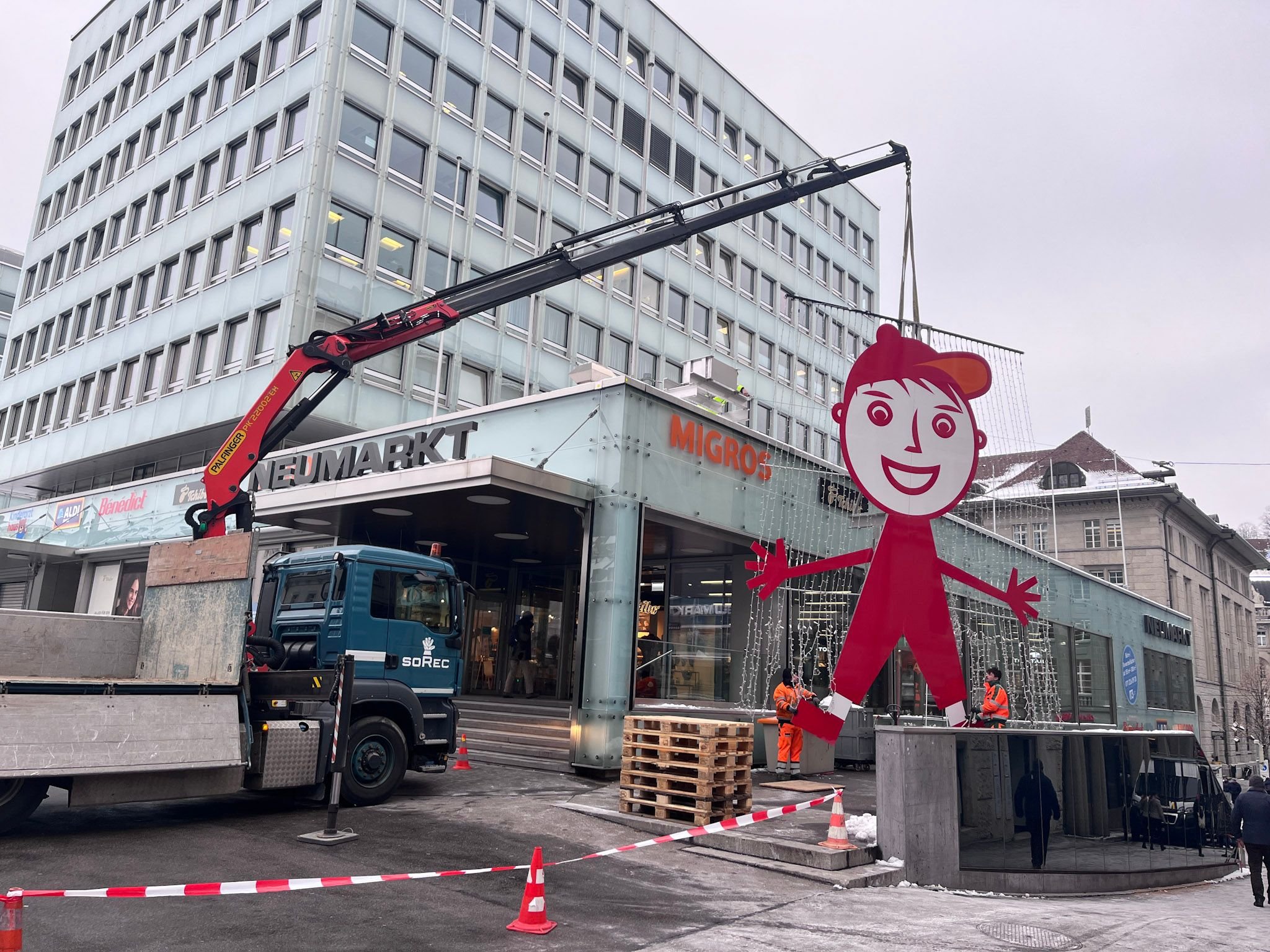 Der-Kopf-lagert-in-Gossau-der-K-rper-im-Neumarkt-F-r-den-St-Galler-Zollibolli-Hampelmann-beginnt-der-Sommerschlaf