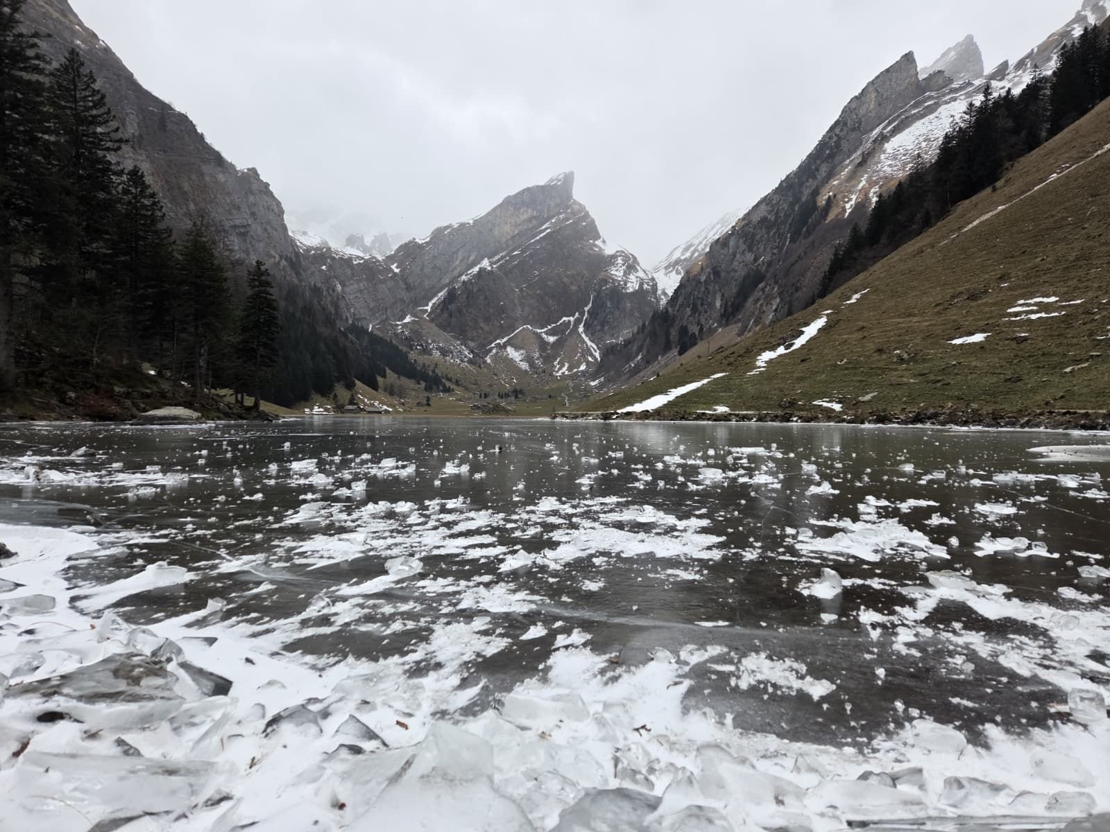Mit-Schlittschuhen-ber-den-Seealpsee-kurven-Die-Bergseen-werden-zu-Eisfl-chen-doch-es-ist-Vorsicht-geboten