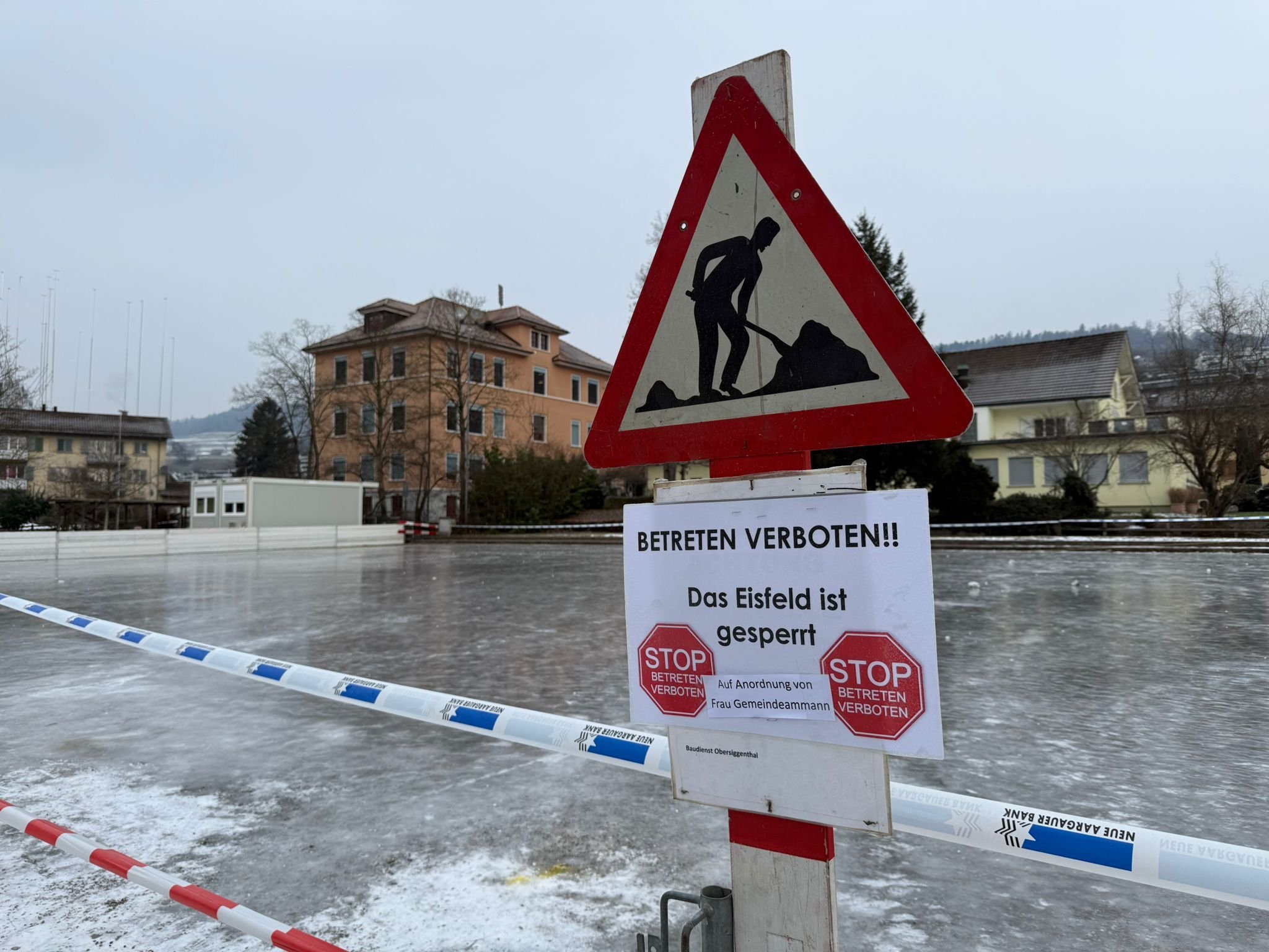 Zoff-um-Eisfeld-beim-Schulhaus-Bachmatt-hat-Frau-Gemeindeammann-die-Sperrung-angeordnet-