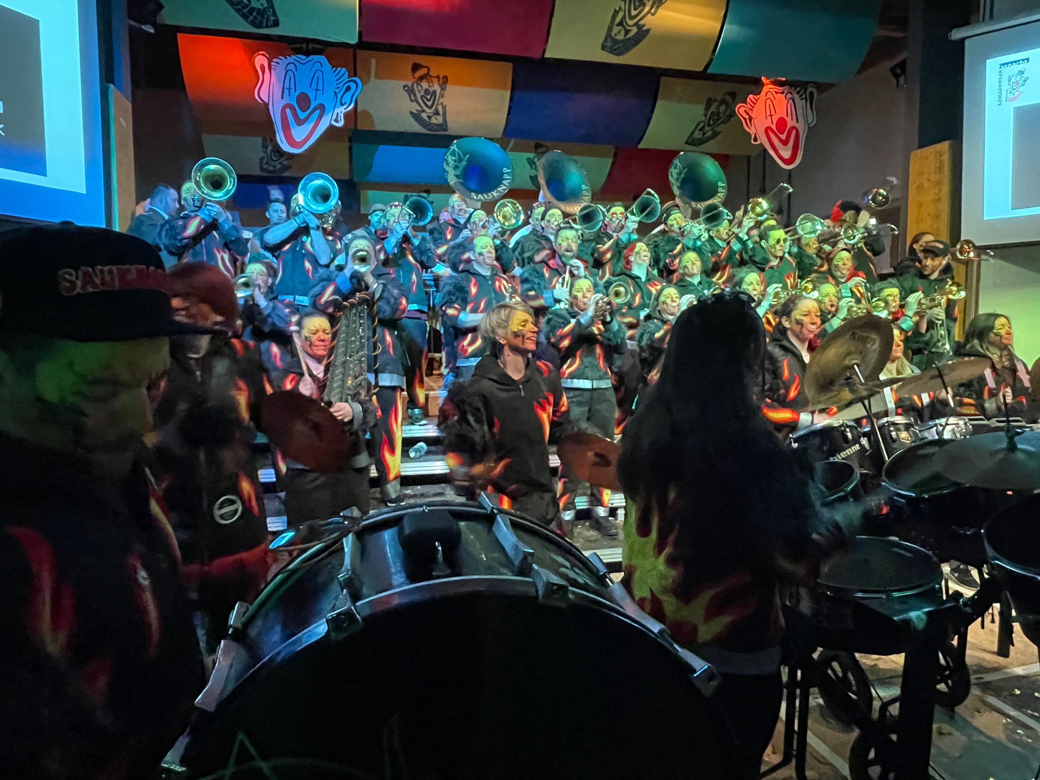 Umzug-Maskenball-Guggenparty-Der-Fasnachtsf-hrer-f-r-das-Appenzellerland