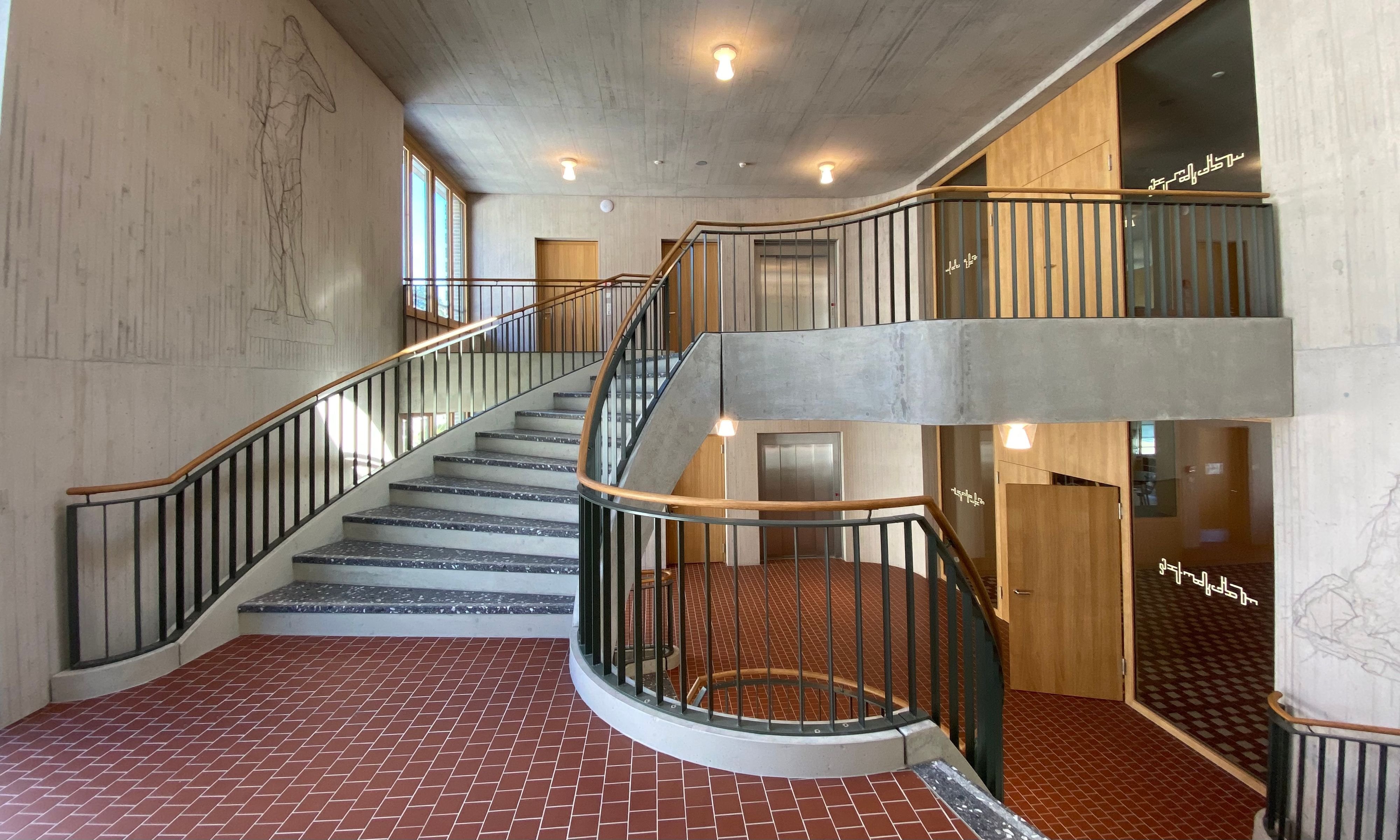 Badener-Schulhaus-ist-evakuiert-worden-wegen-Feuerwerk-im-Treppenhaus