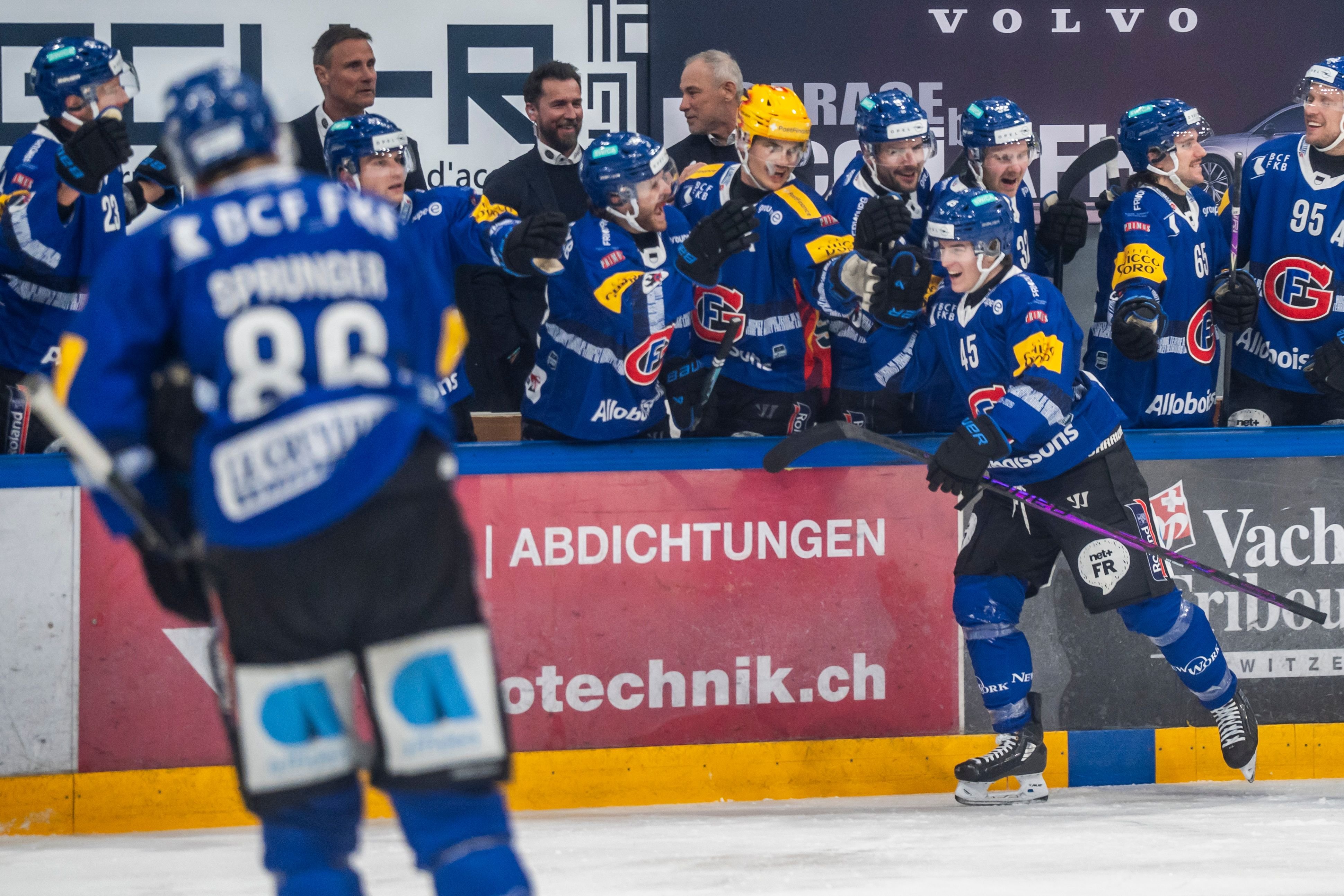 Deb-tant-l-sst-Gott-ron-jubeln-Servette-und-ZSC-feiern-wichtige-Siege-im-Kampf-um-direkten-Playoff-Platz