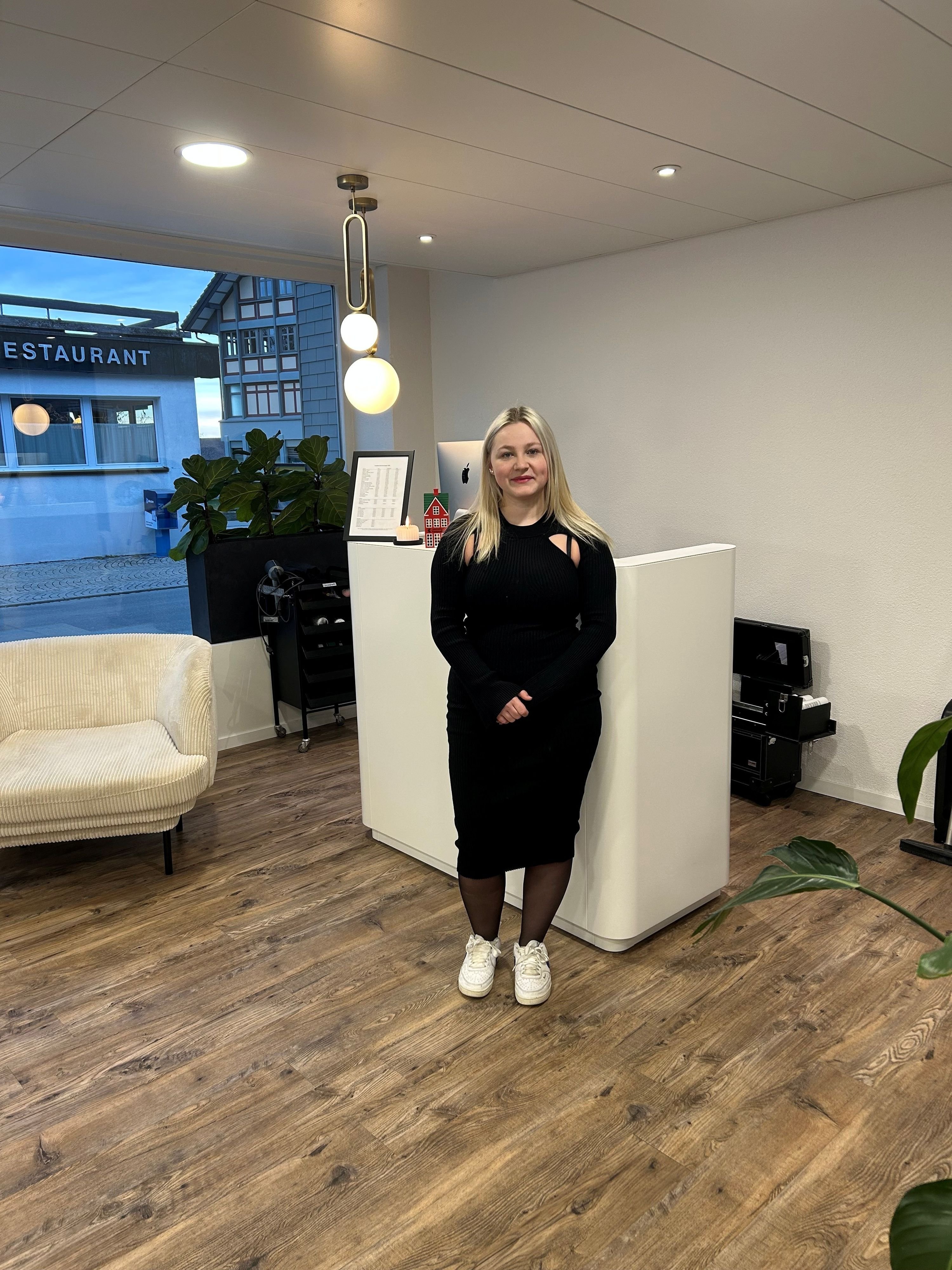 Schnittige-Neujahrspl-ne-20-j-hrige-Coiffeuse-macht-sich-in-Oberegg-selbstst-ndig