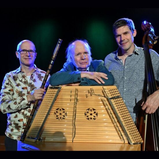 Jazz-Trio-im-St-Galler-Einstein-Komiktheater-St-Gallen-dreht-Rockmusikvideo-Hermann-Reinfrank-Gespr-chsrunde-in-St-Gallen