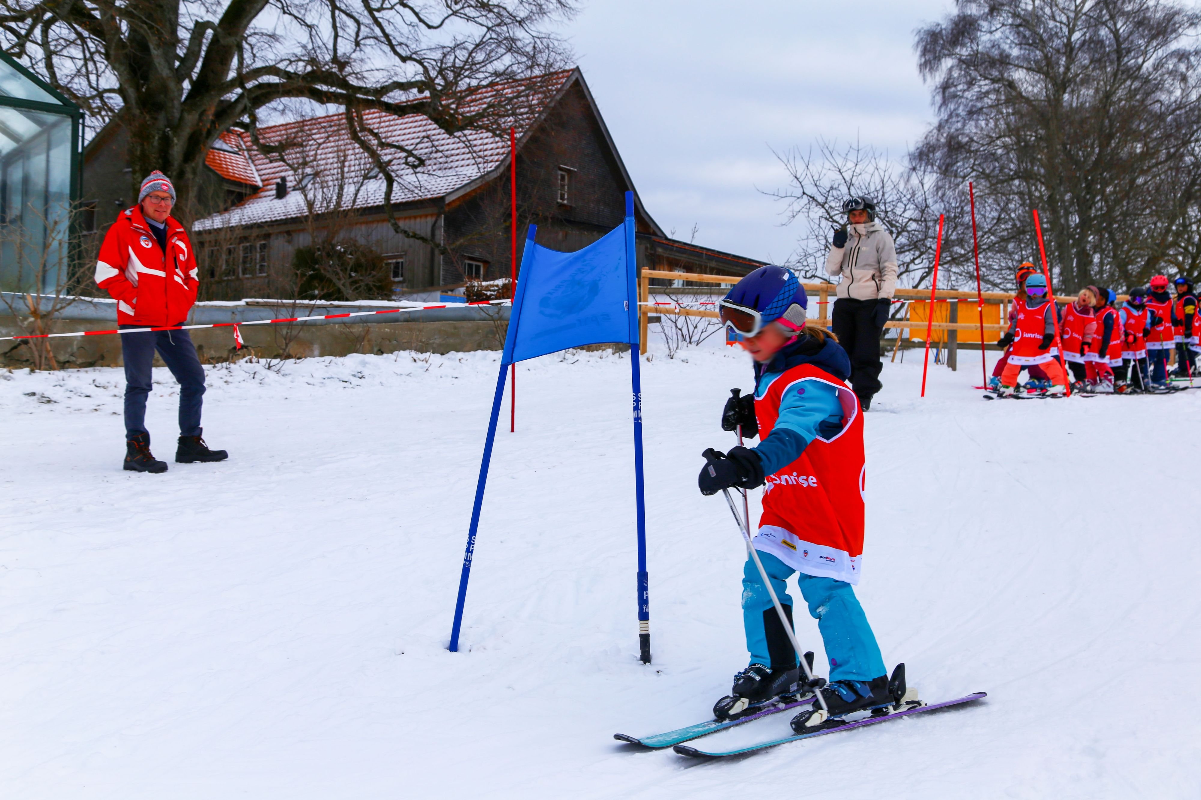 Pizza-im-Schnee-und-leuchtende-Augen-Schulkinder-erobern-den-Bischofsberg