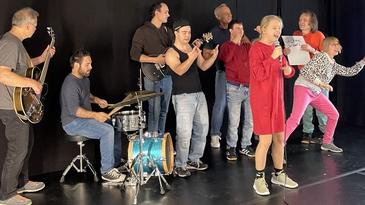 komiktheater-st-gallen-dreht-rockmusikvideo-hermann-reinfrank-gespr-chsrunde-in-st-gallen-frauenarchiv-ostschweiz-im-januar