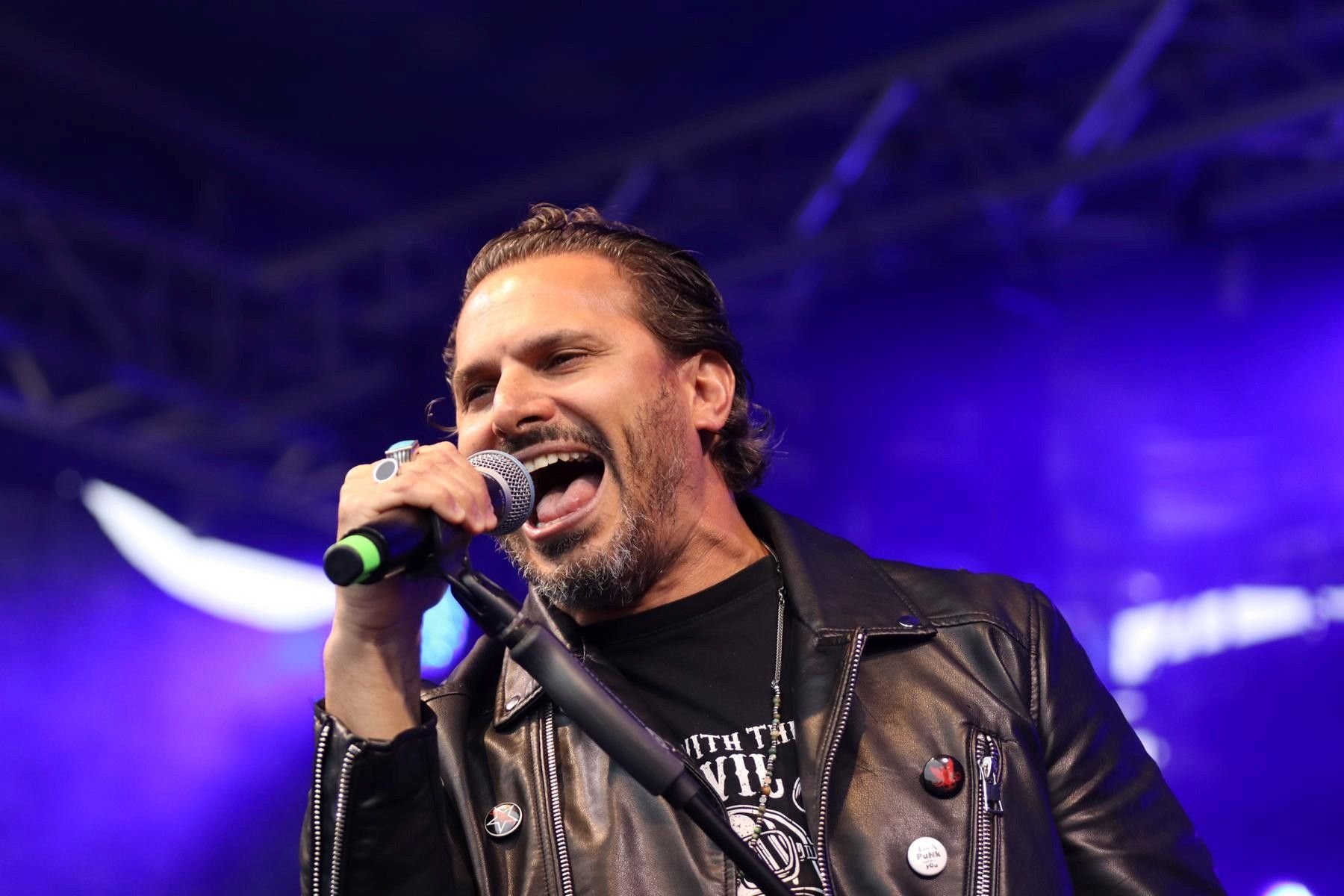 wie-ein-schweizer-servicetechniker-zum-leads-nger-einer-international-gefeierten-rockband-wird