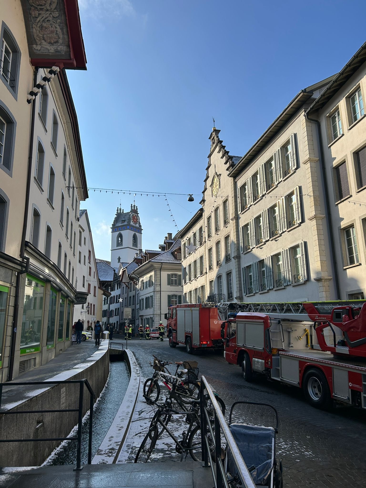 feuerwehr-im-einsatz-starker-rauchgeruch-in-der-altstadt
