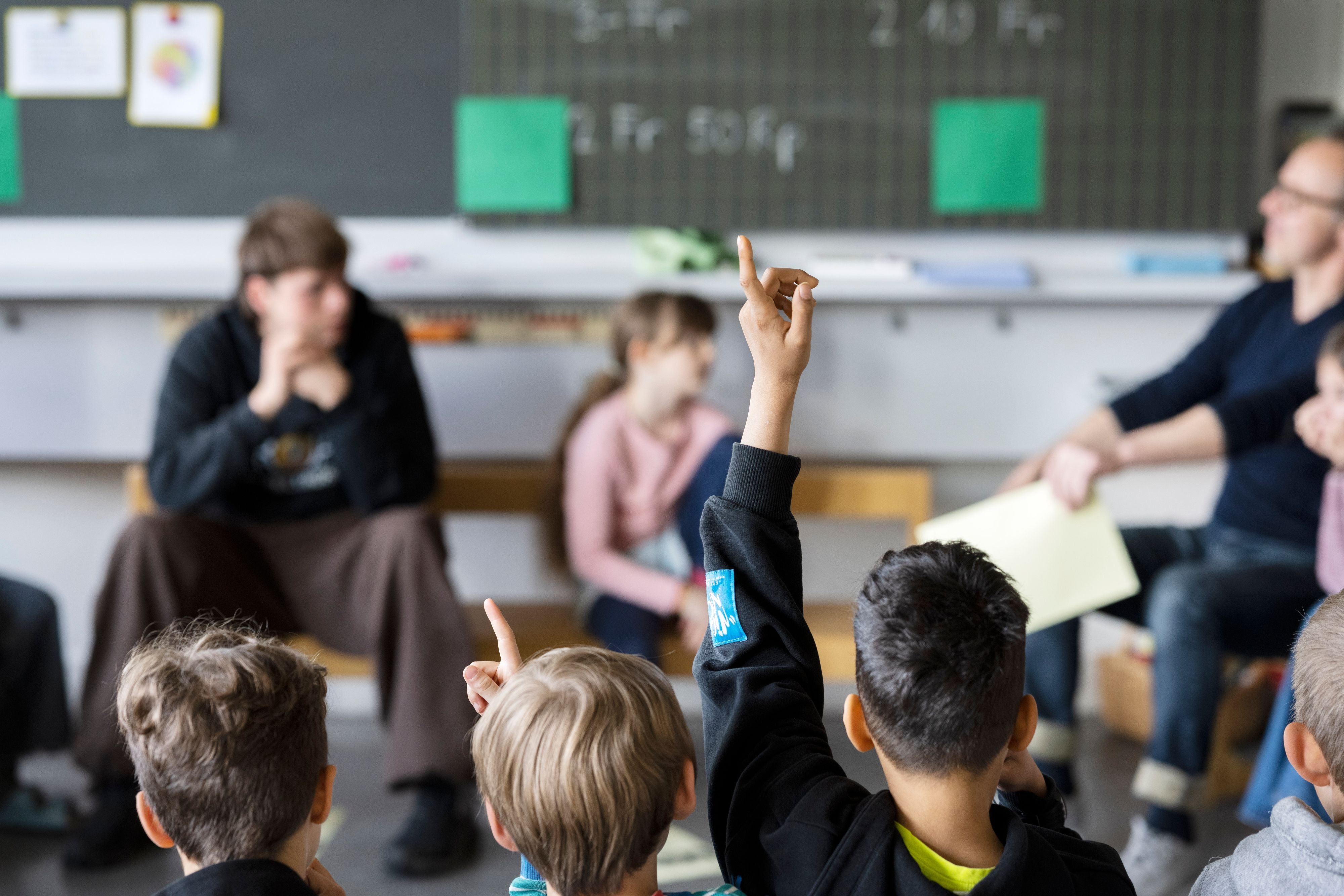 Schulen-berlassen-Whatsapp-Stellvertreterl-sung-M-ssen-die-Verwaltungen-eigene-L-sungen-anbieten-