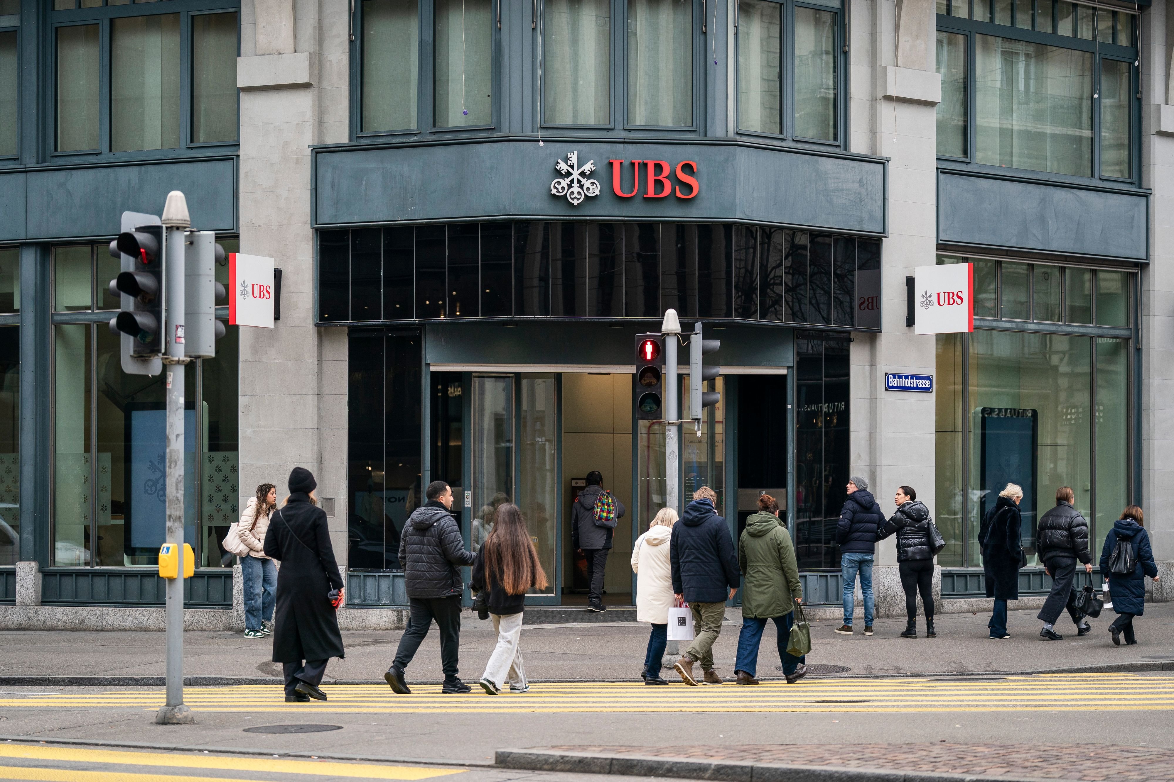 Stadtpolizei-Z-rich-verhaftet-bewaffneten-Ukrainer-in-UBS-Filiale