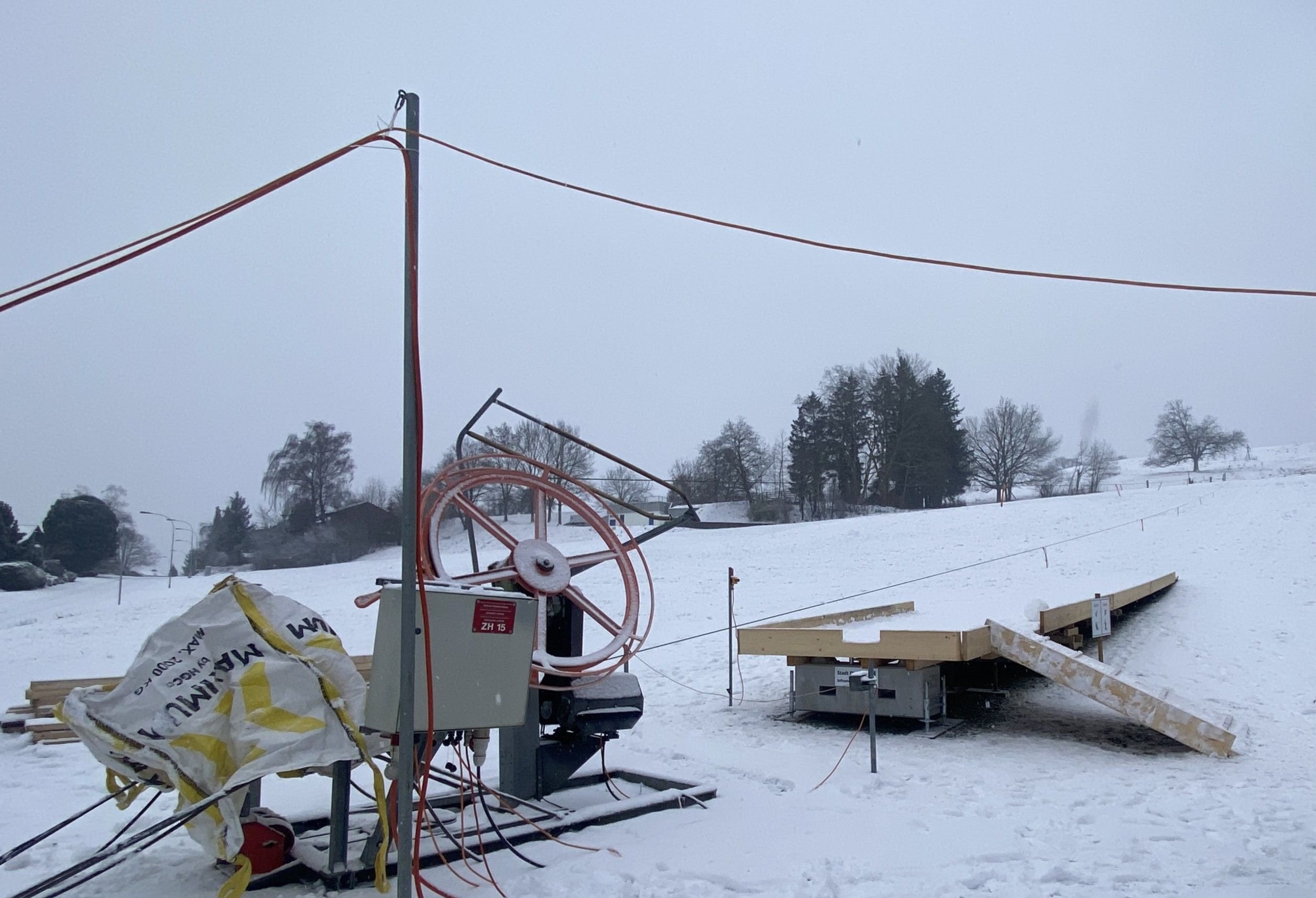 Skilift-R-hrenmoos-steht-bereit-und-am-etliberg-herrschte-bereits-Schlittelspass