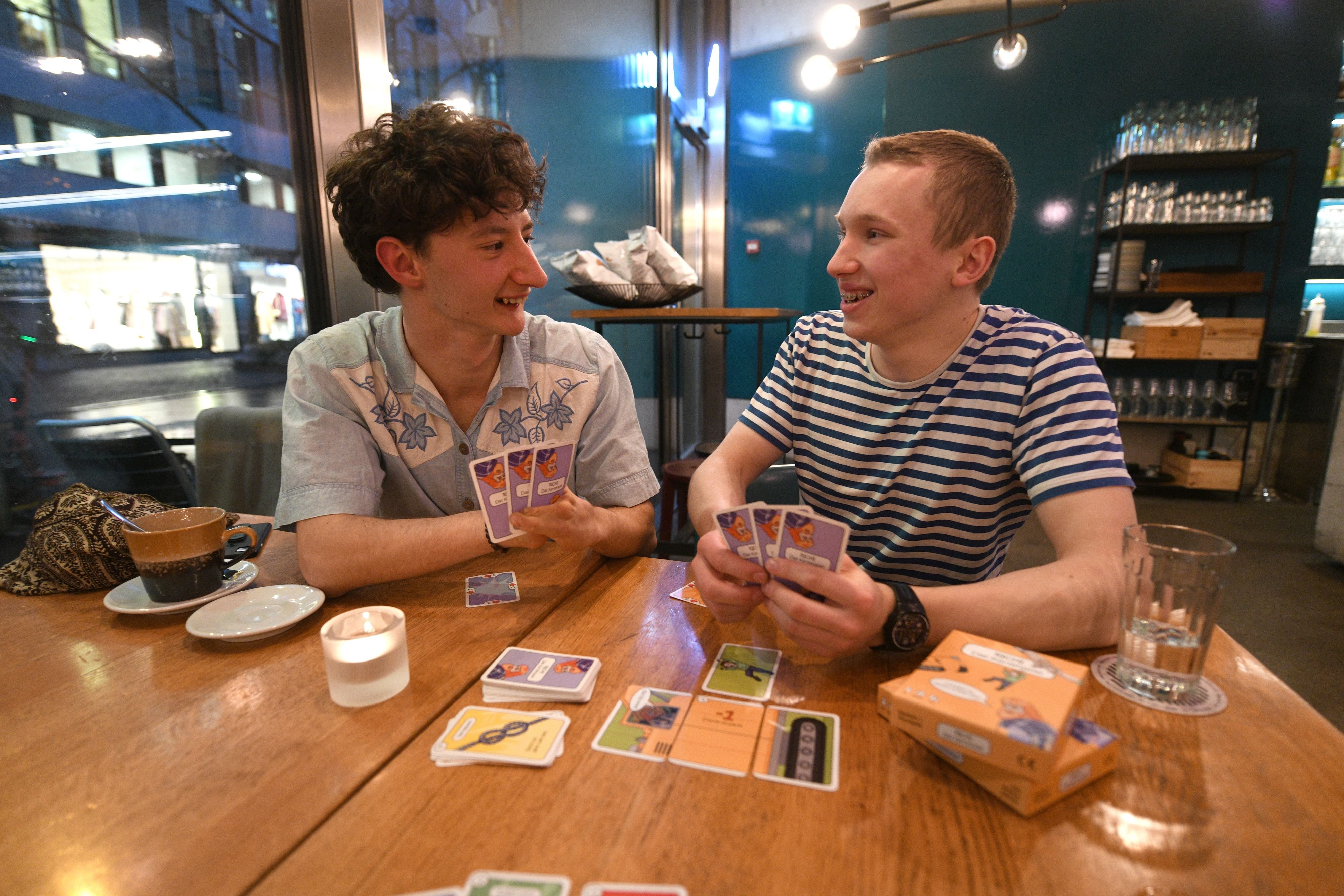 -Richi-h-b-di-Zwei-Basler-entwickeln-Kartenspiel-ber-eines-der-bekanntesten-Schweizer-Memes