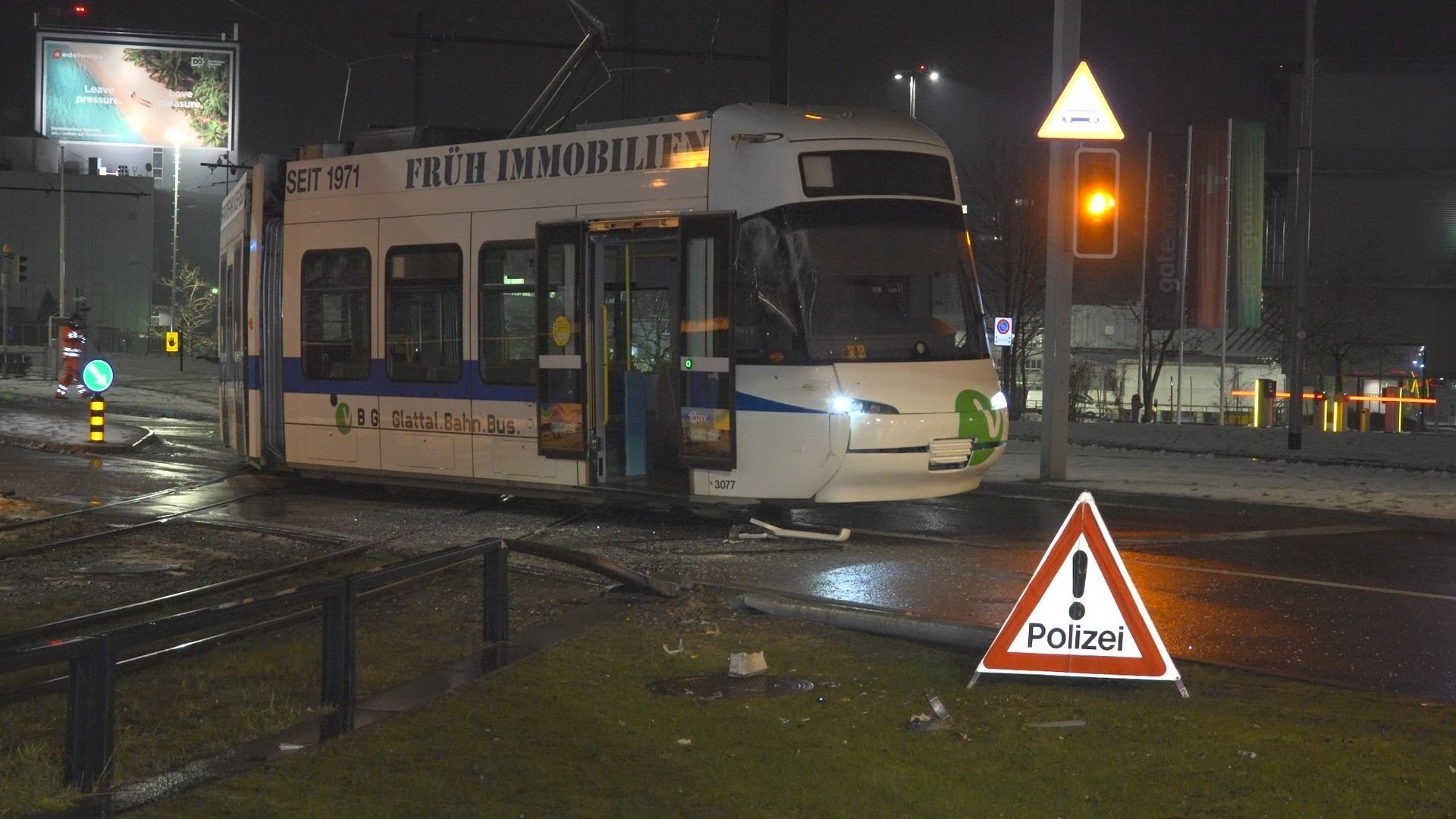 Postauto-kollidiert-mit-Tram-eine-Person-verletzt