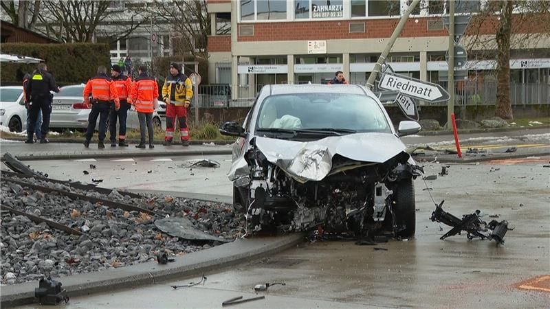 M-dchen-12-wird-bei-Unfall-in-R-mlang-durch-weggeschleuderten-Pfosten-verletzt
