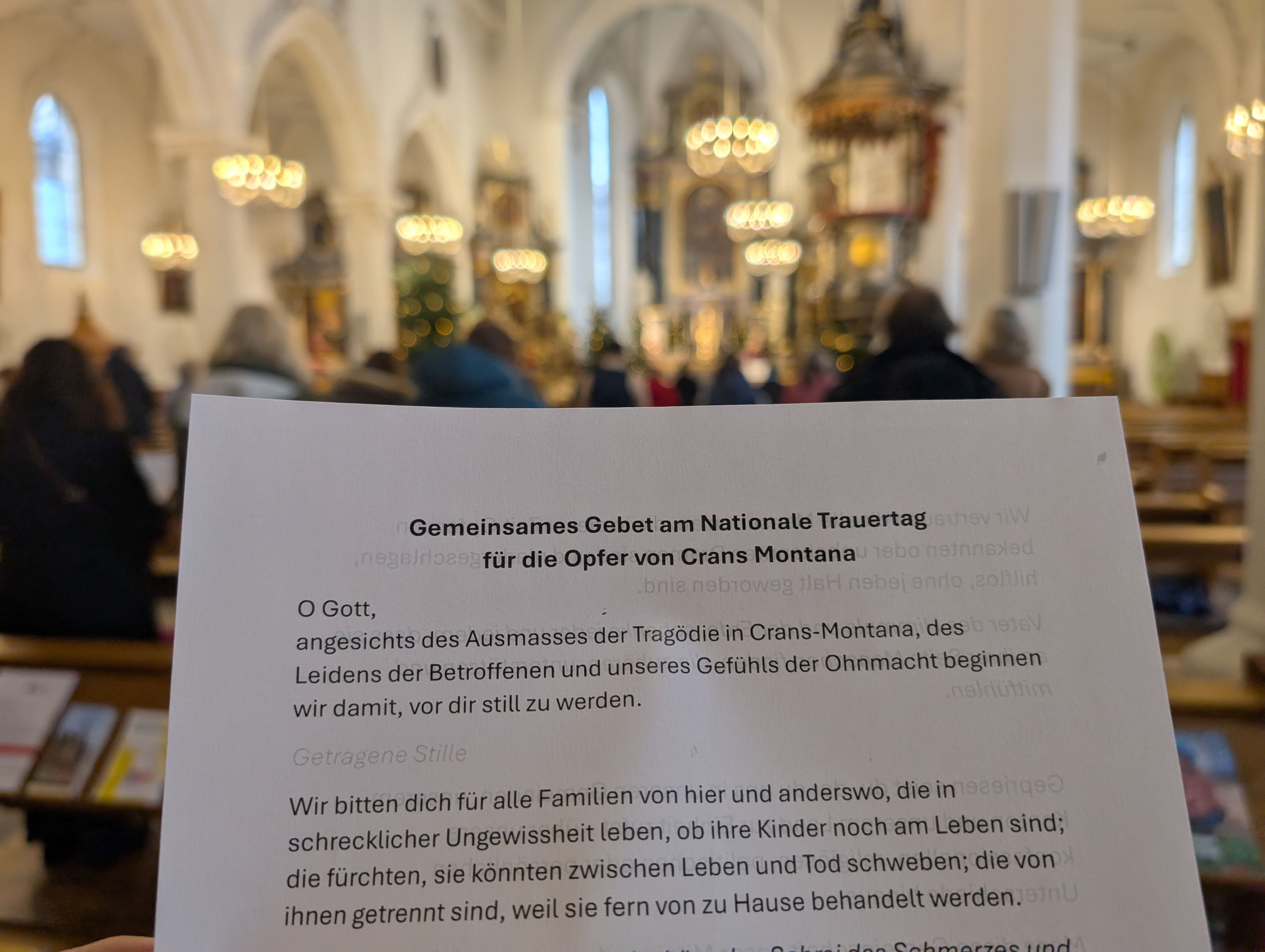 Baden-gedenkt-der-Betroffenen-von-Crans-Montana-Sonnenstrahlen-erhellen-die-Kirche-w-hrend-die-Glocken-l-uten
