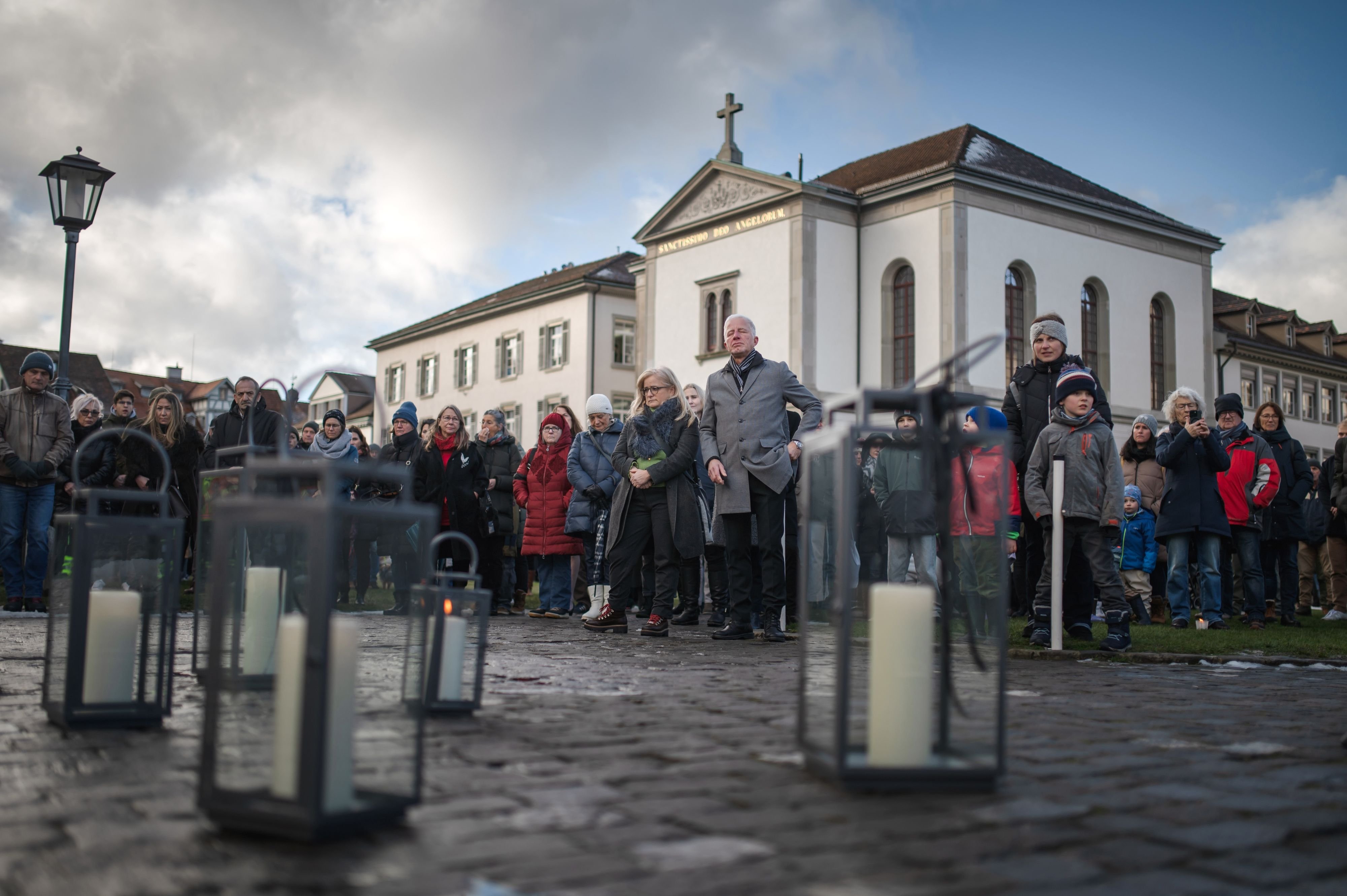 -wir-stehen-im-schweigen-zusammen-ber-hundert-menschen-gedenken-auf-dem-klosterplatz-st-gallen
